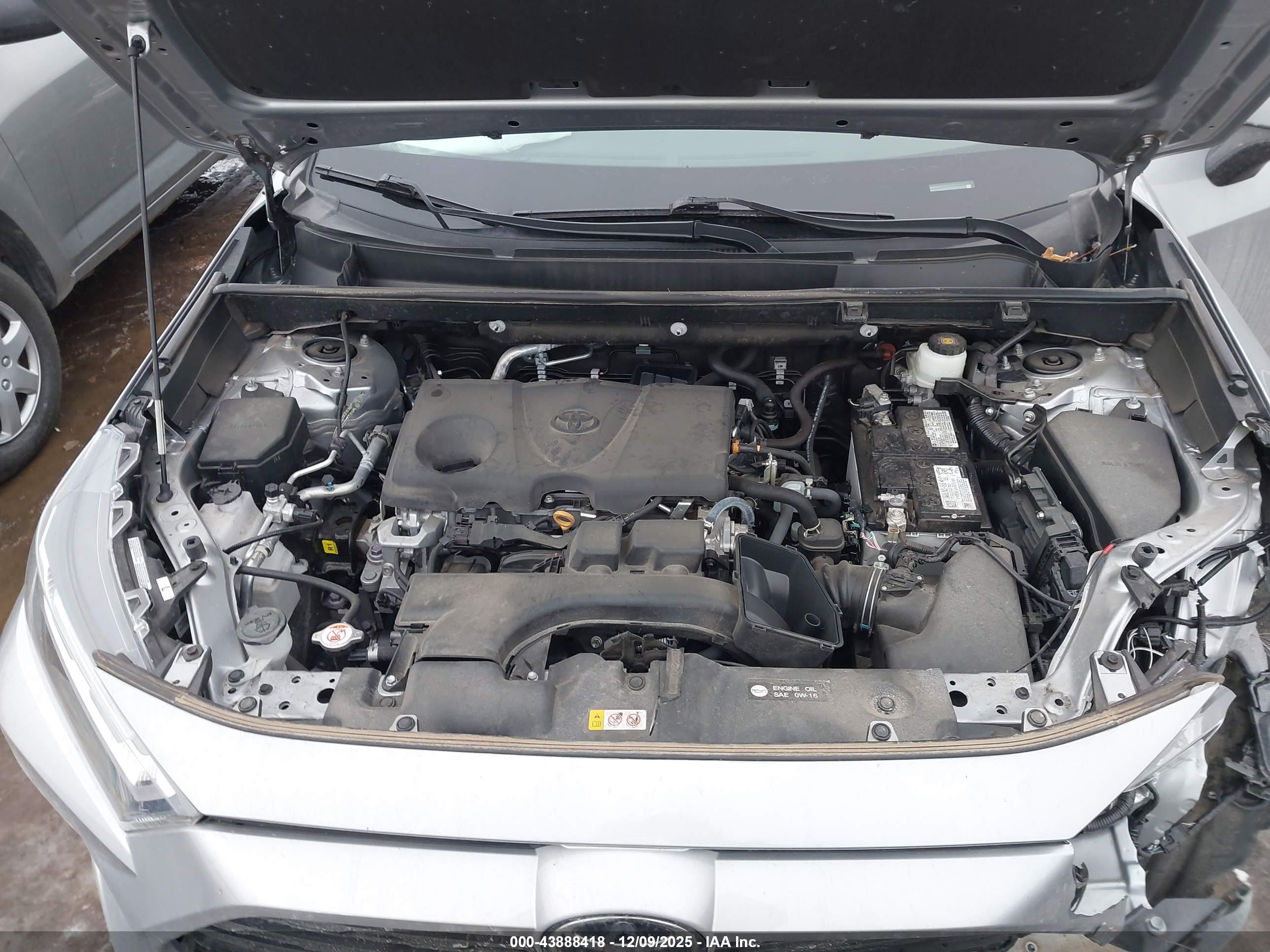 TOYOTA RAV4 image 10