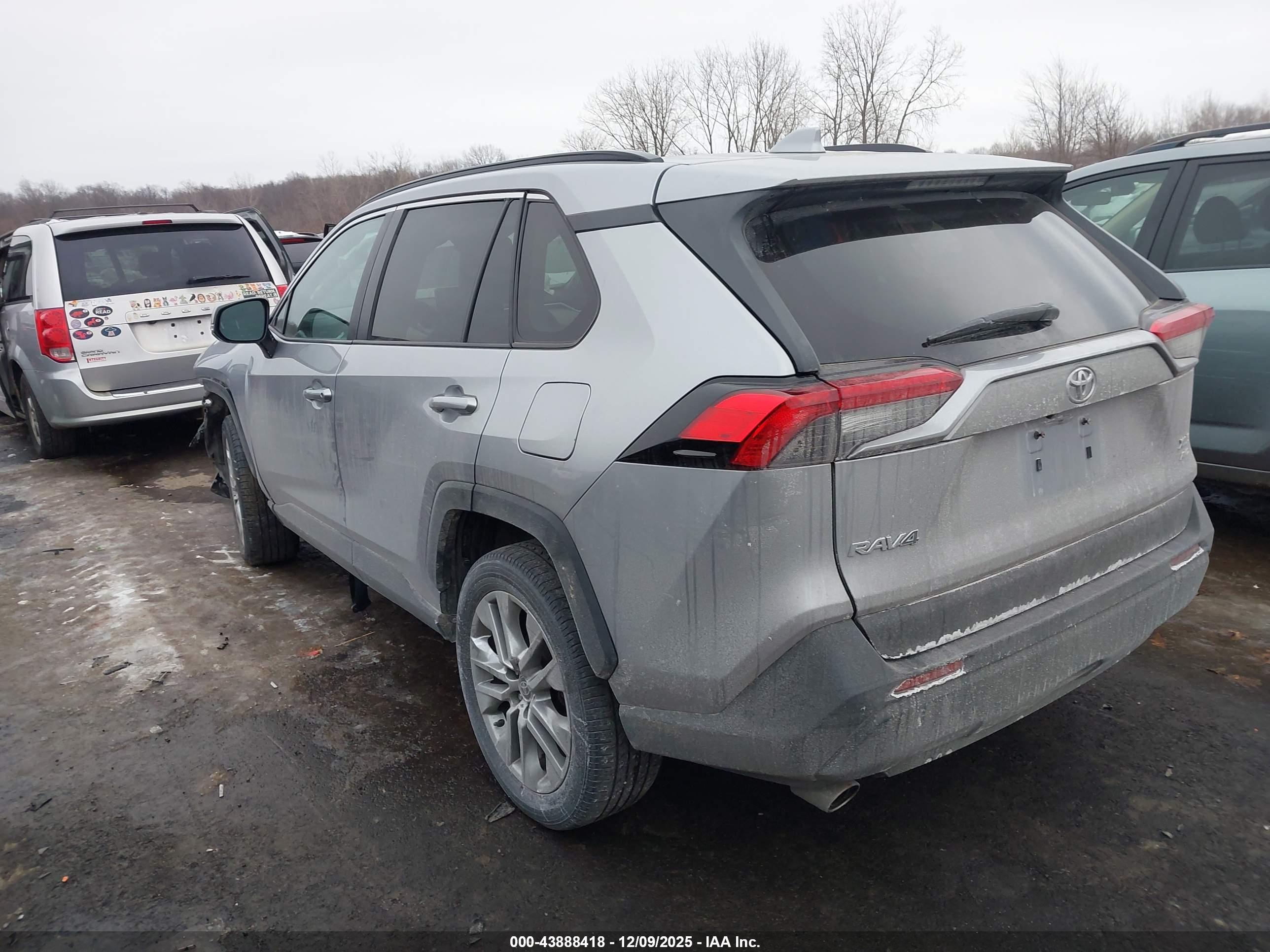 TOYOTA RAV4 image 3