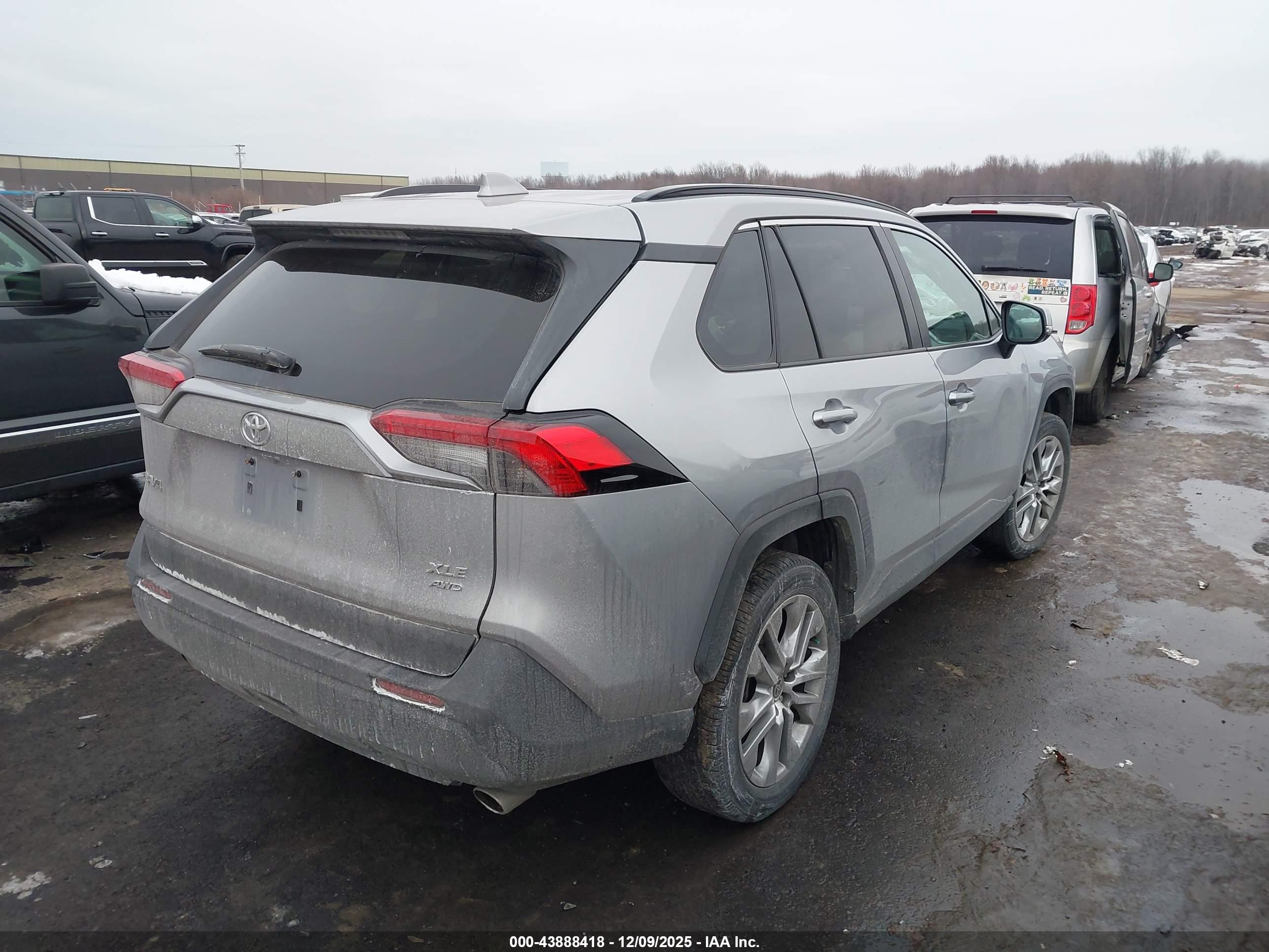 TOYOTA RAV4 image 4