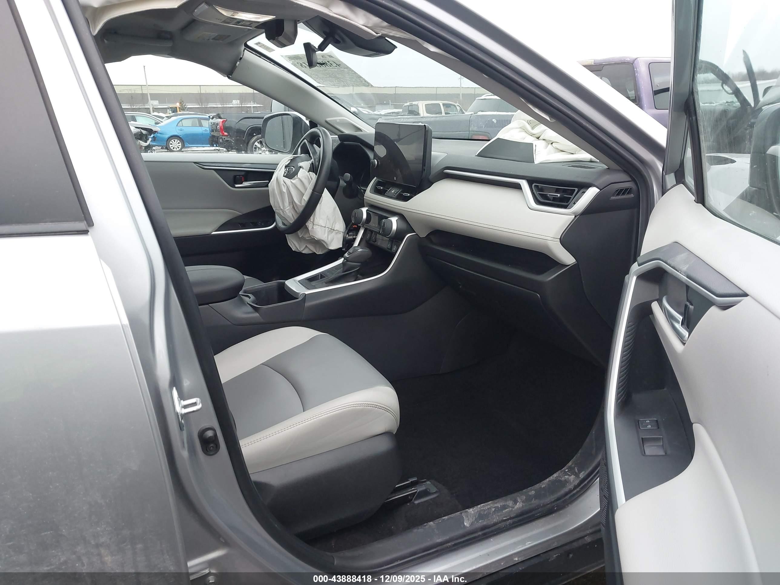 TOYOTA RAV4 image 5