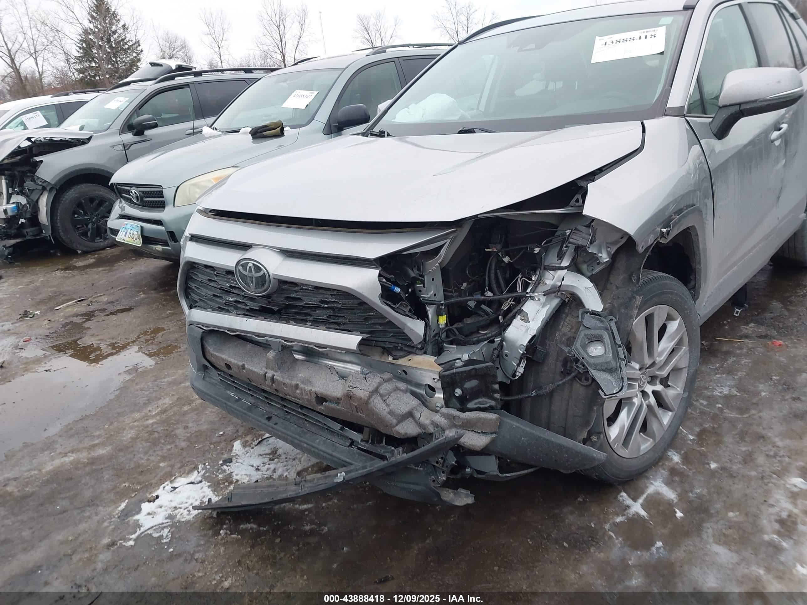 TOYOTA RAV4 image 6