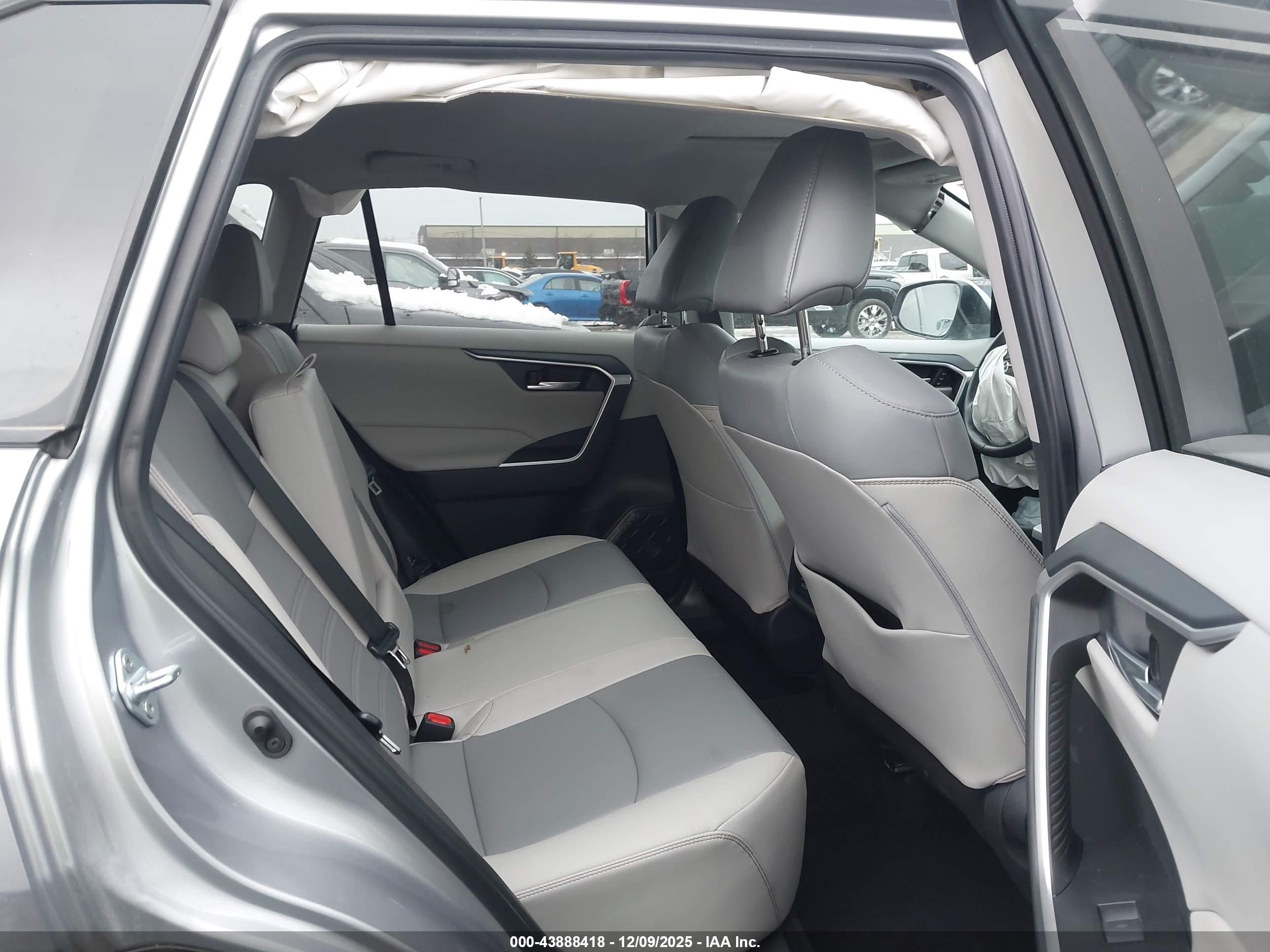 TOYOTA RAV4 image 8