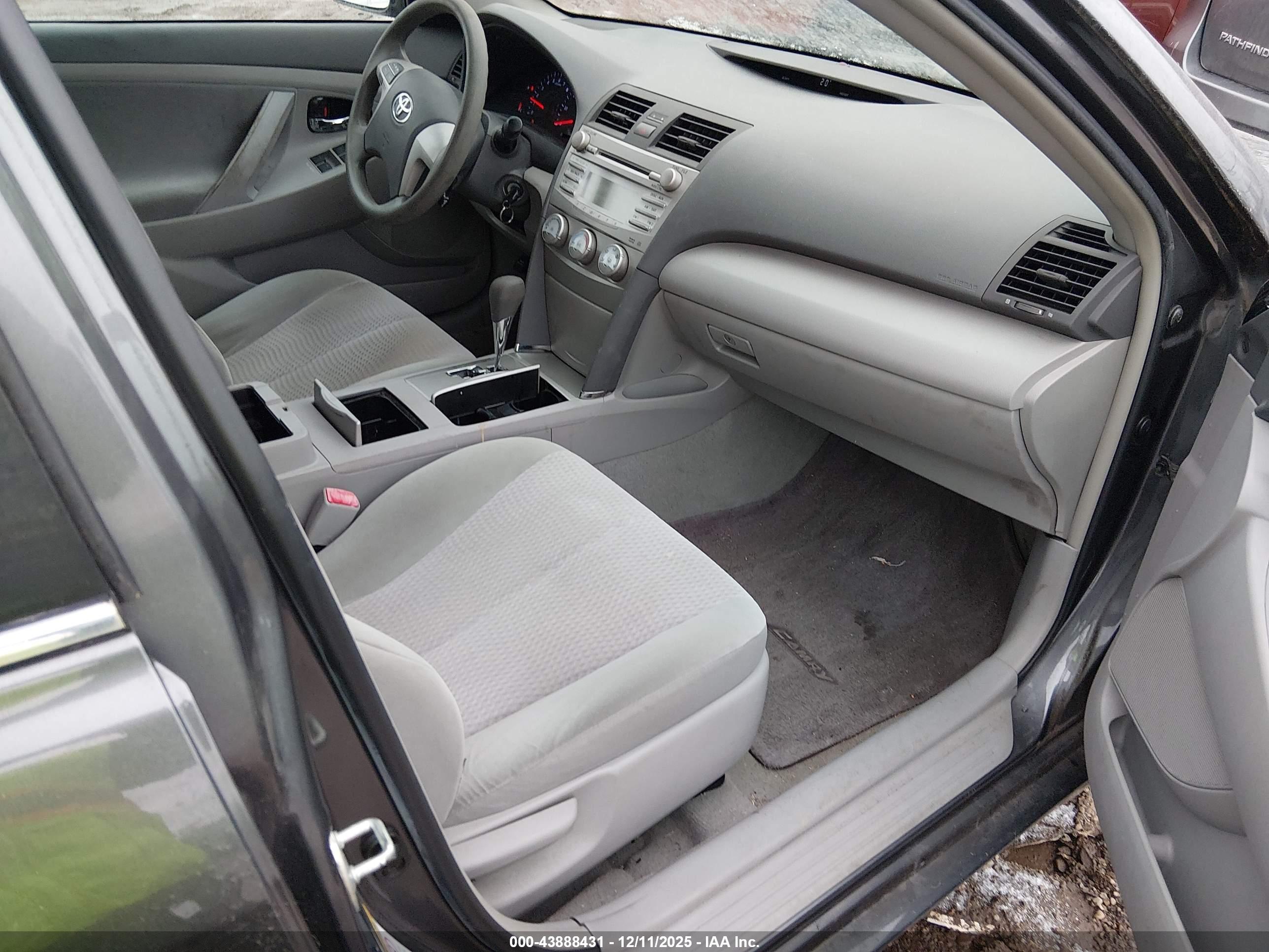 TOYOTA CAMRY image 5