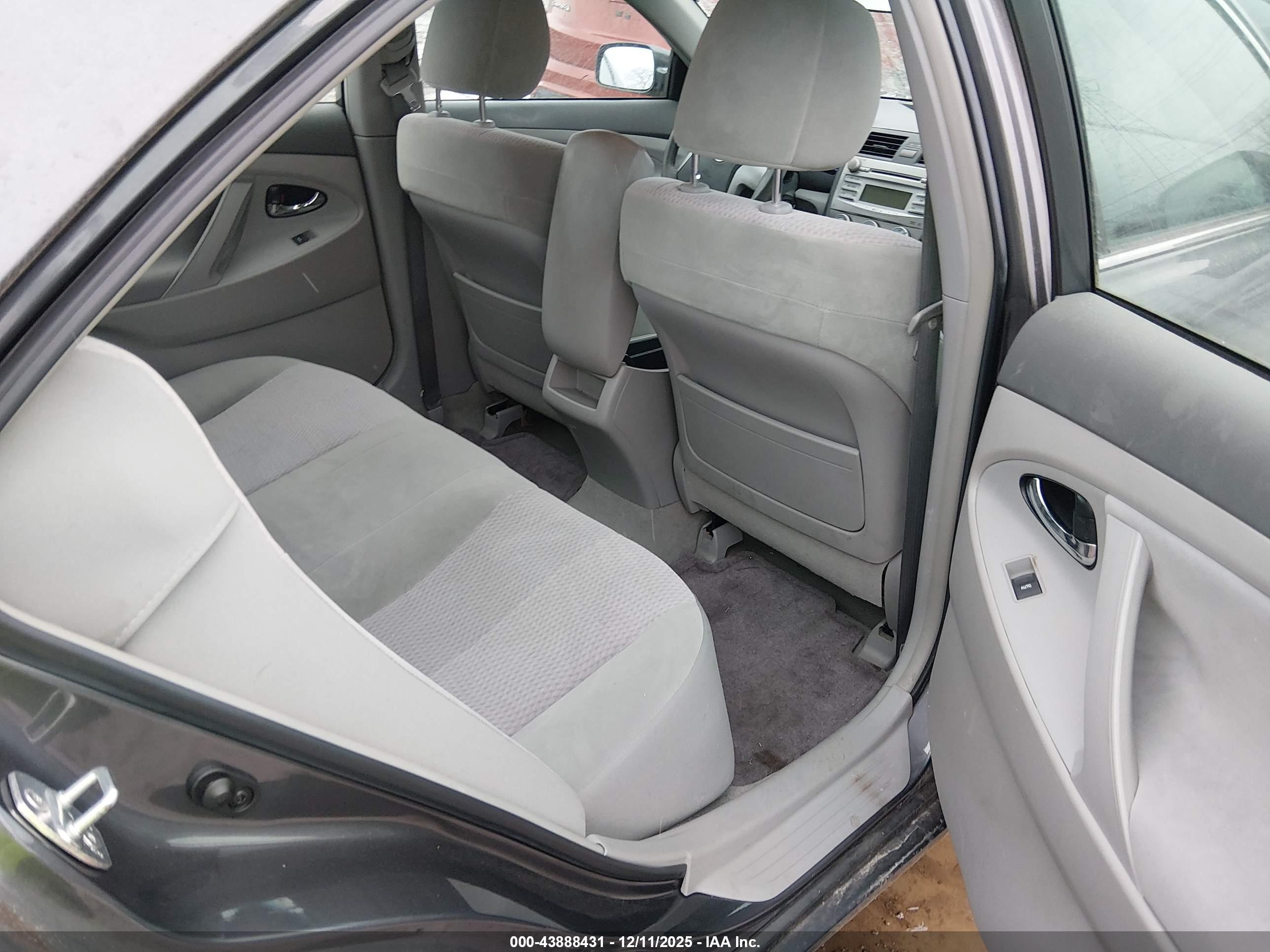 TOYOTA CAMRY image 8