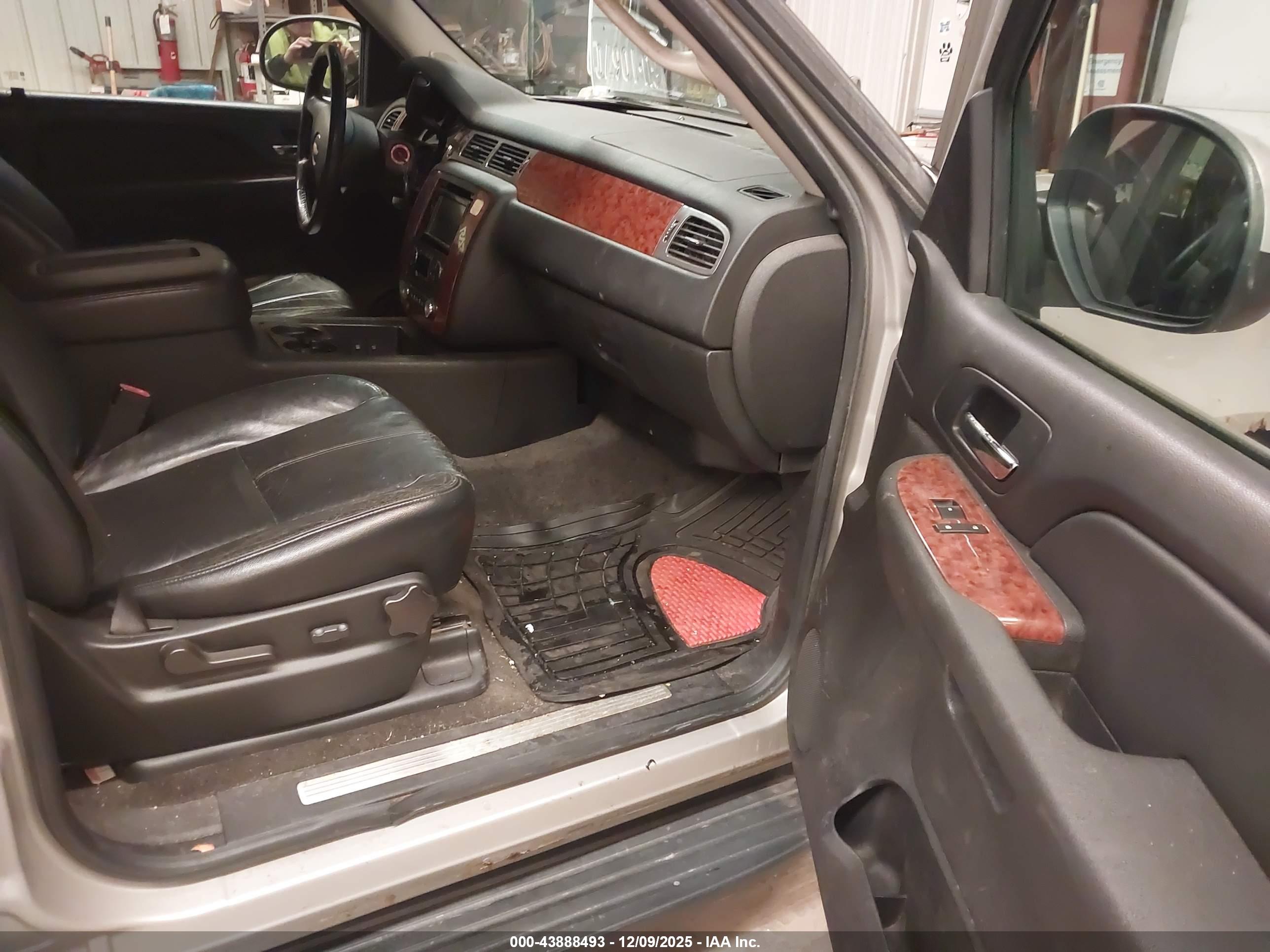 CHEVROLET TAHOE image 5