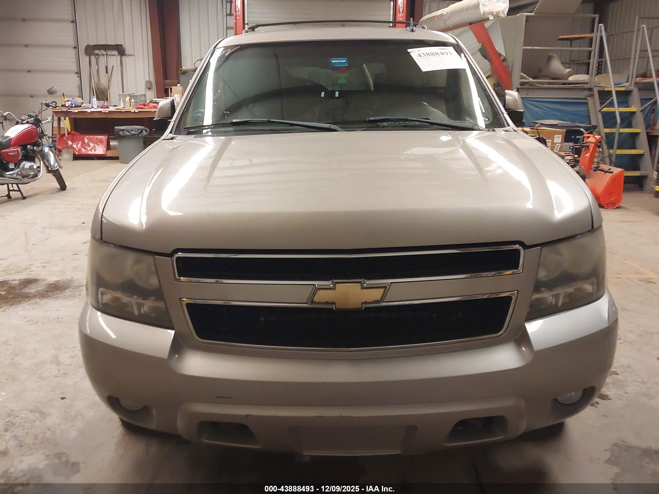 CHEVROLET TAHOE image 6