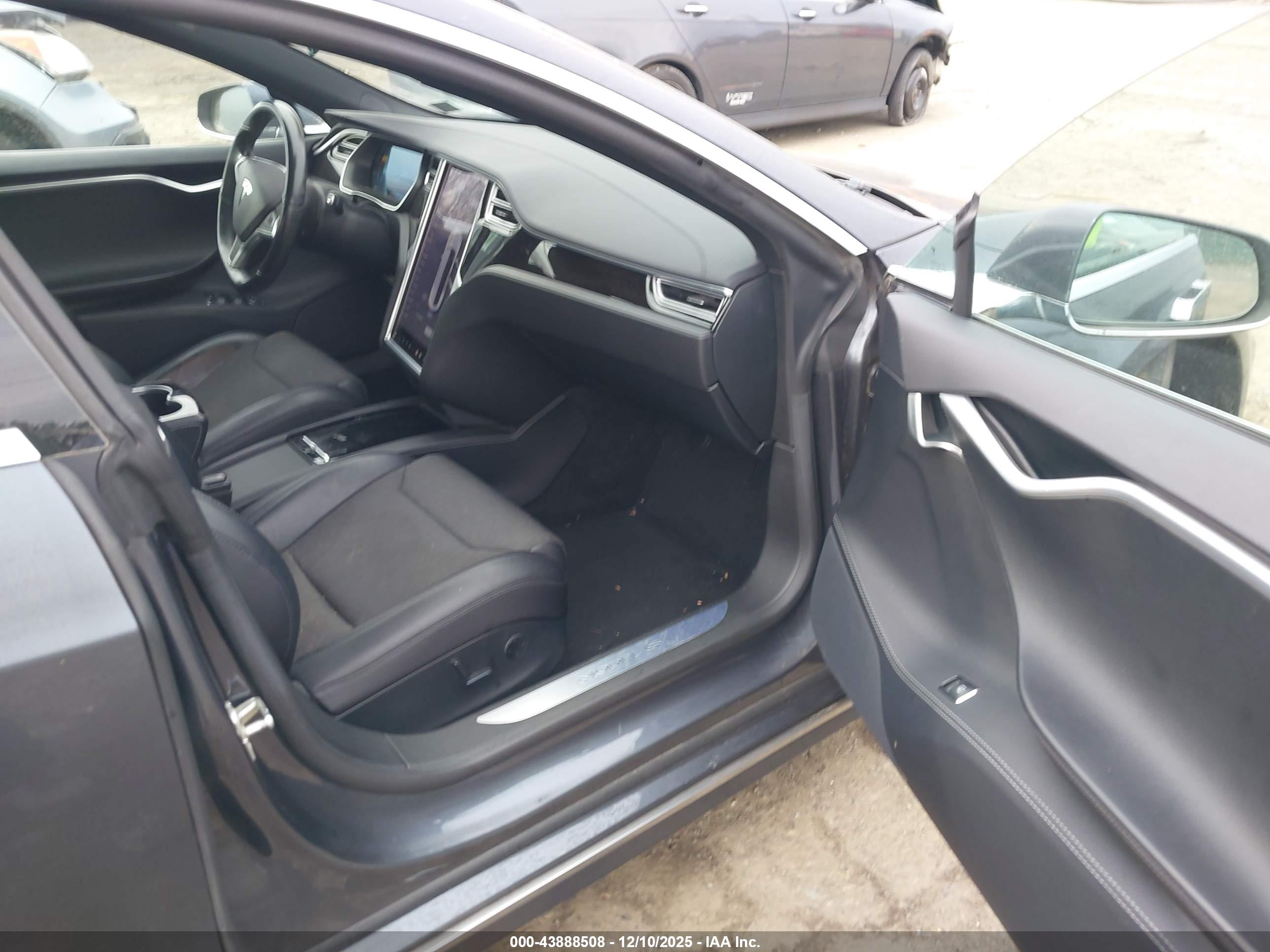 TESLA MODEL image 5