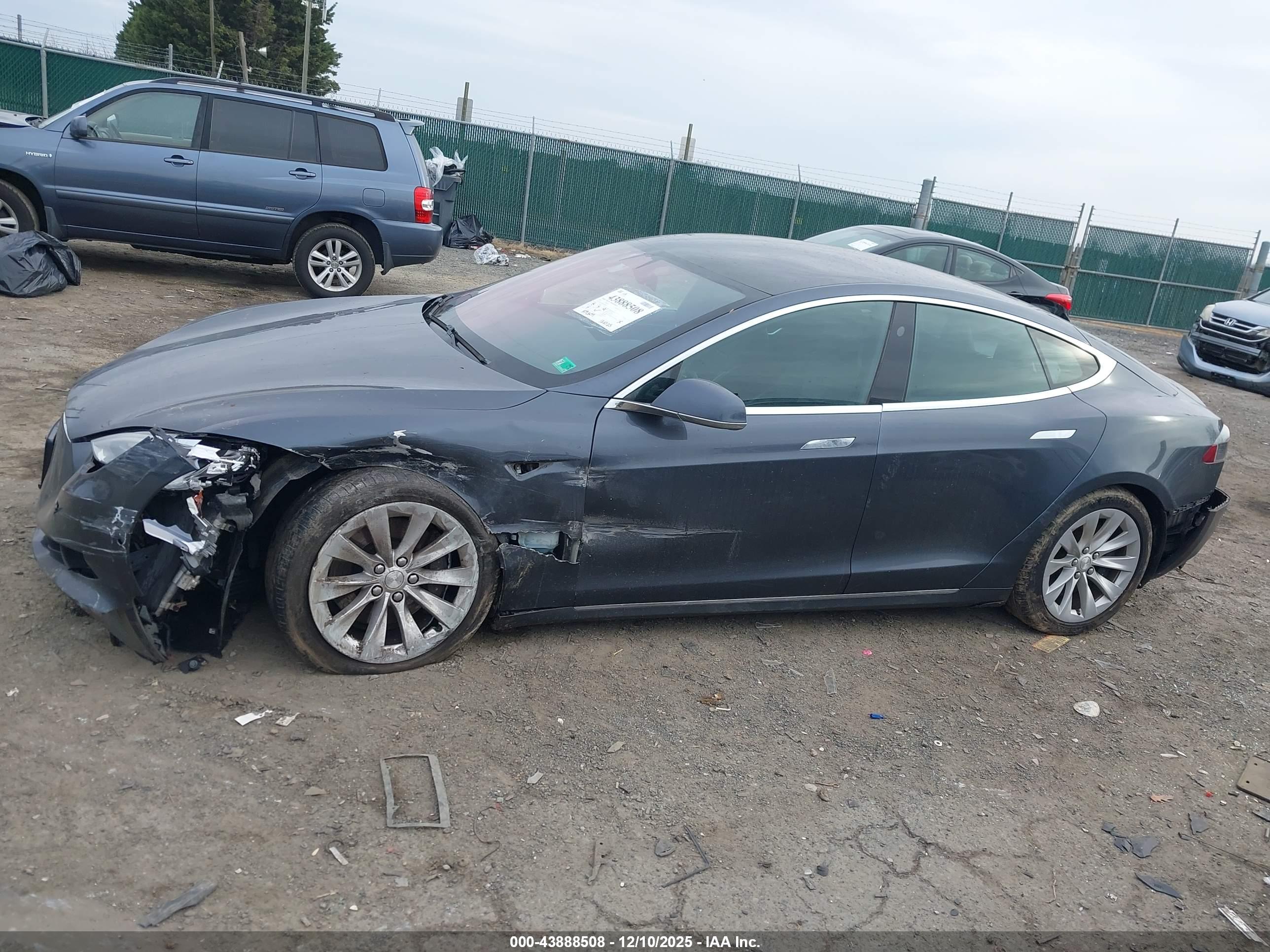 TESLA MODEL image 6