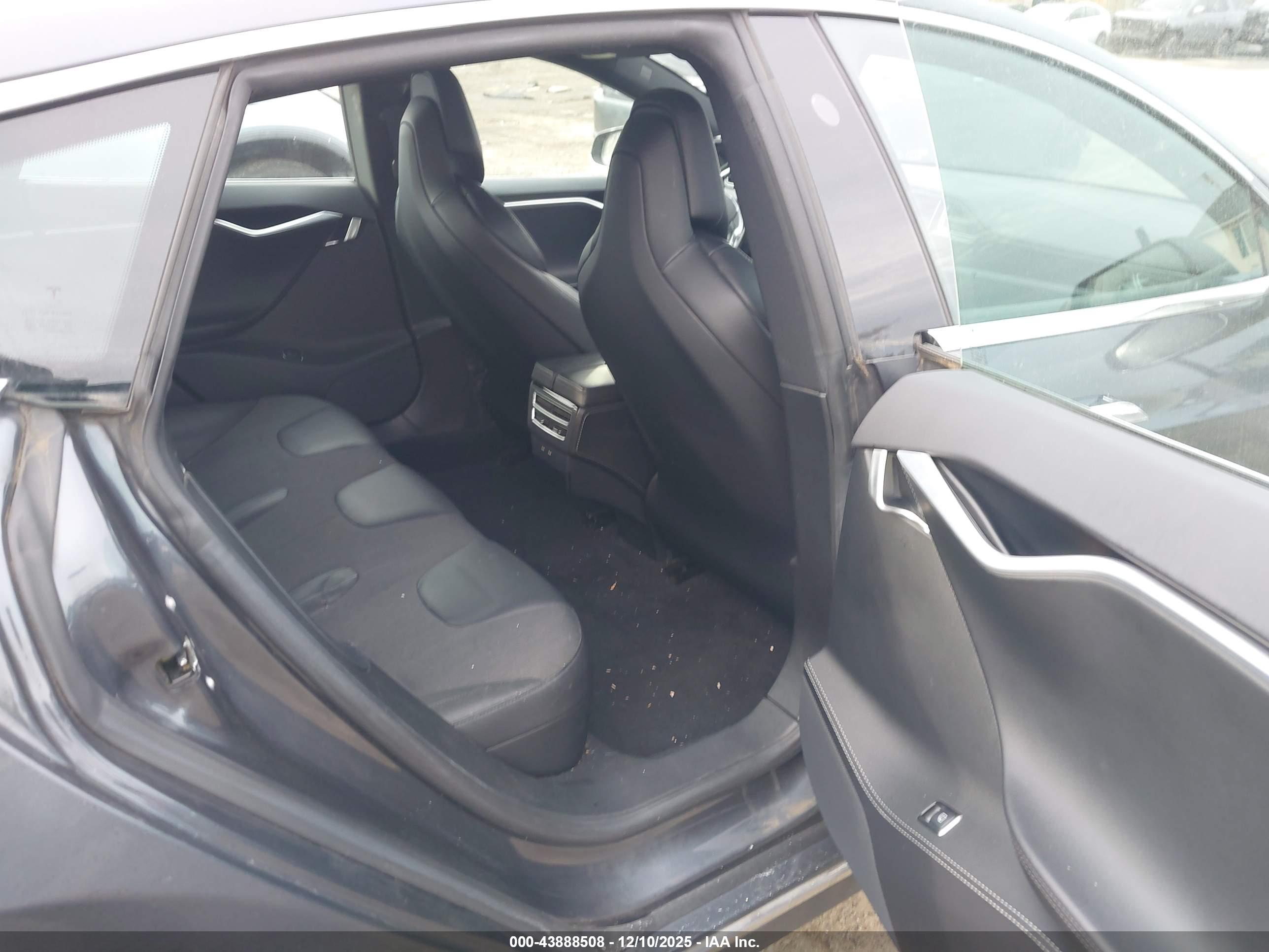 TESLA MODEL image 8