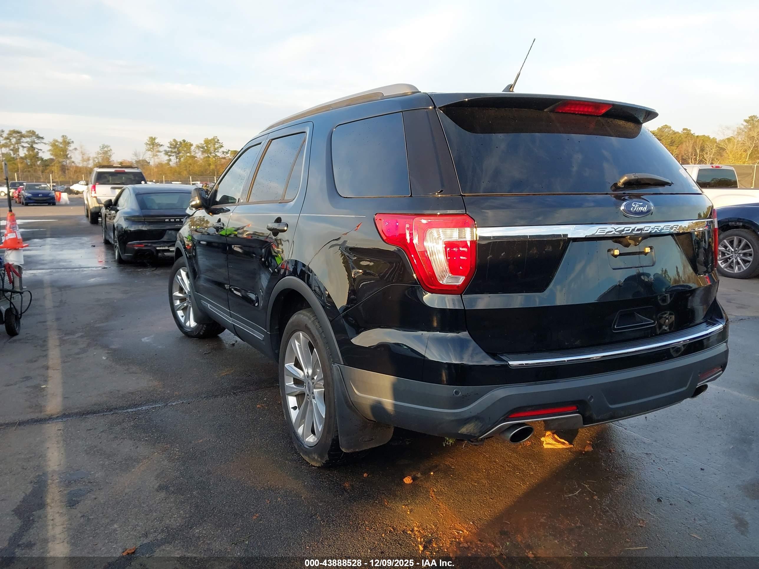 FORD EXPLORER image 3