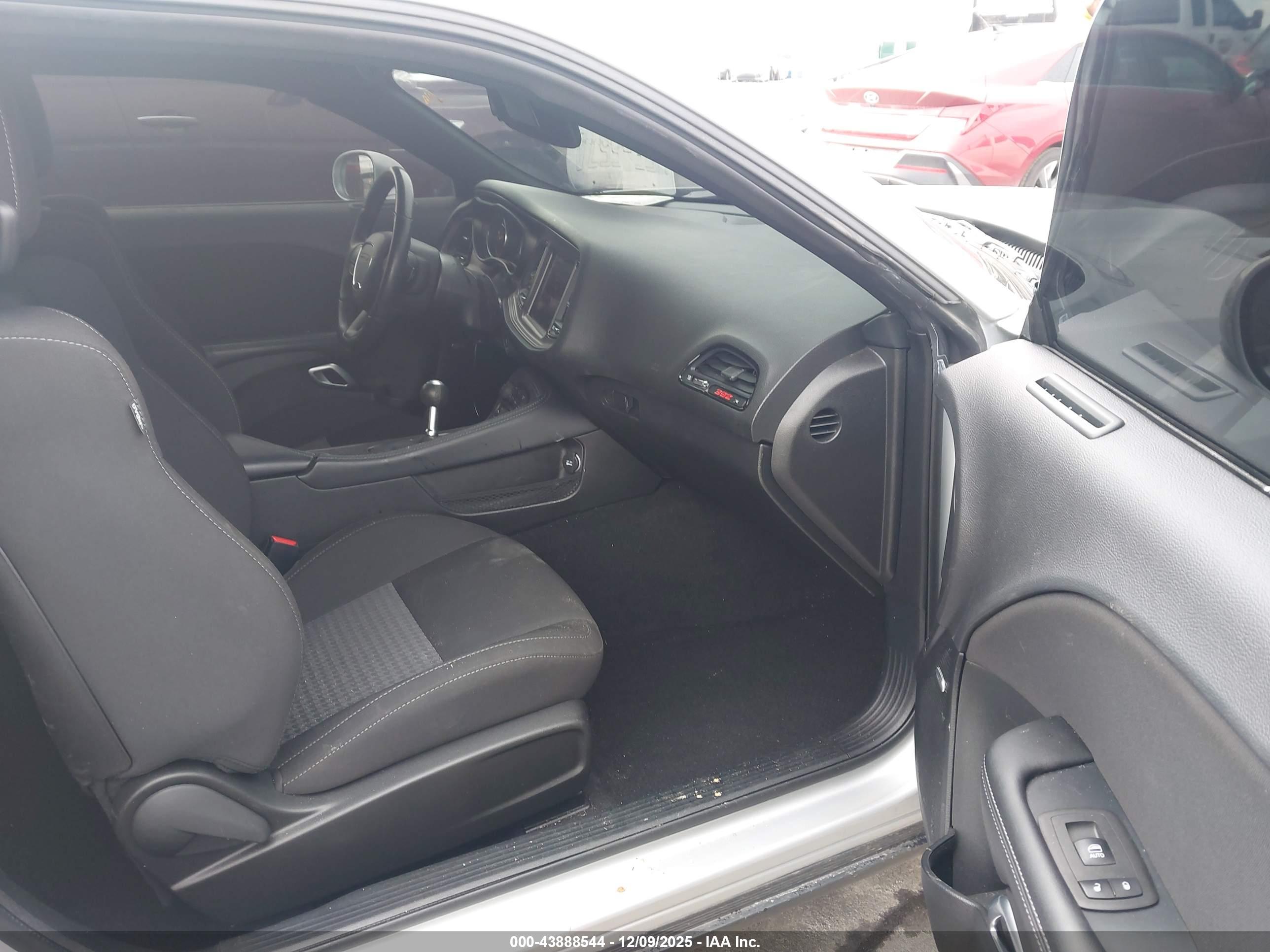 DODGE CHALLENGER image 5