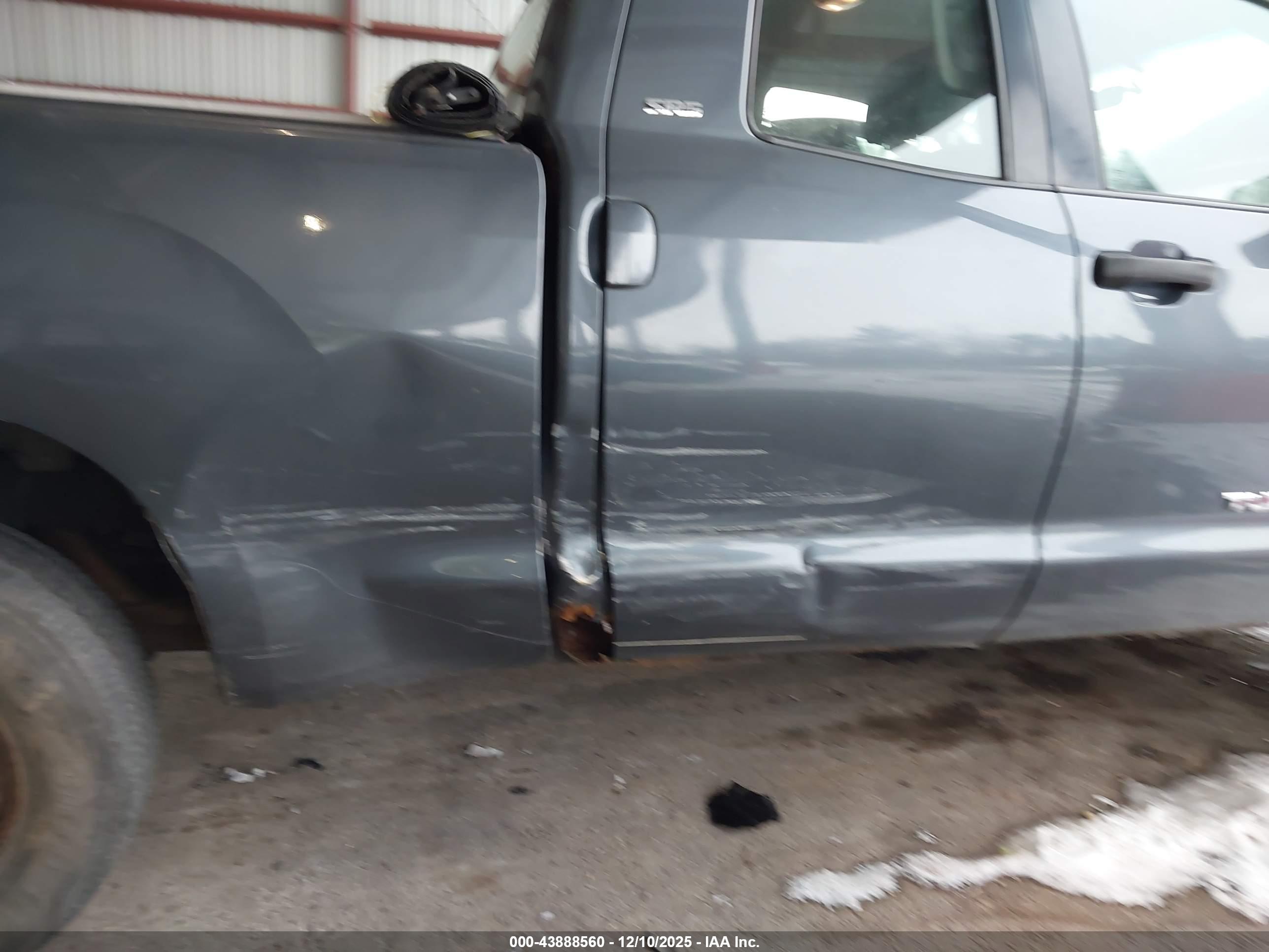 TOYOTA TUNDRA image 6