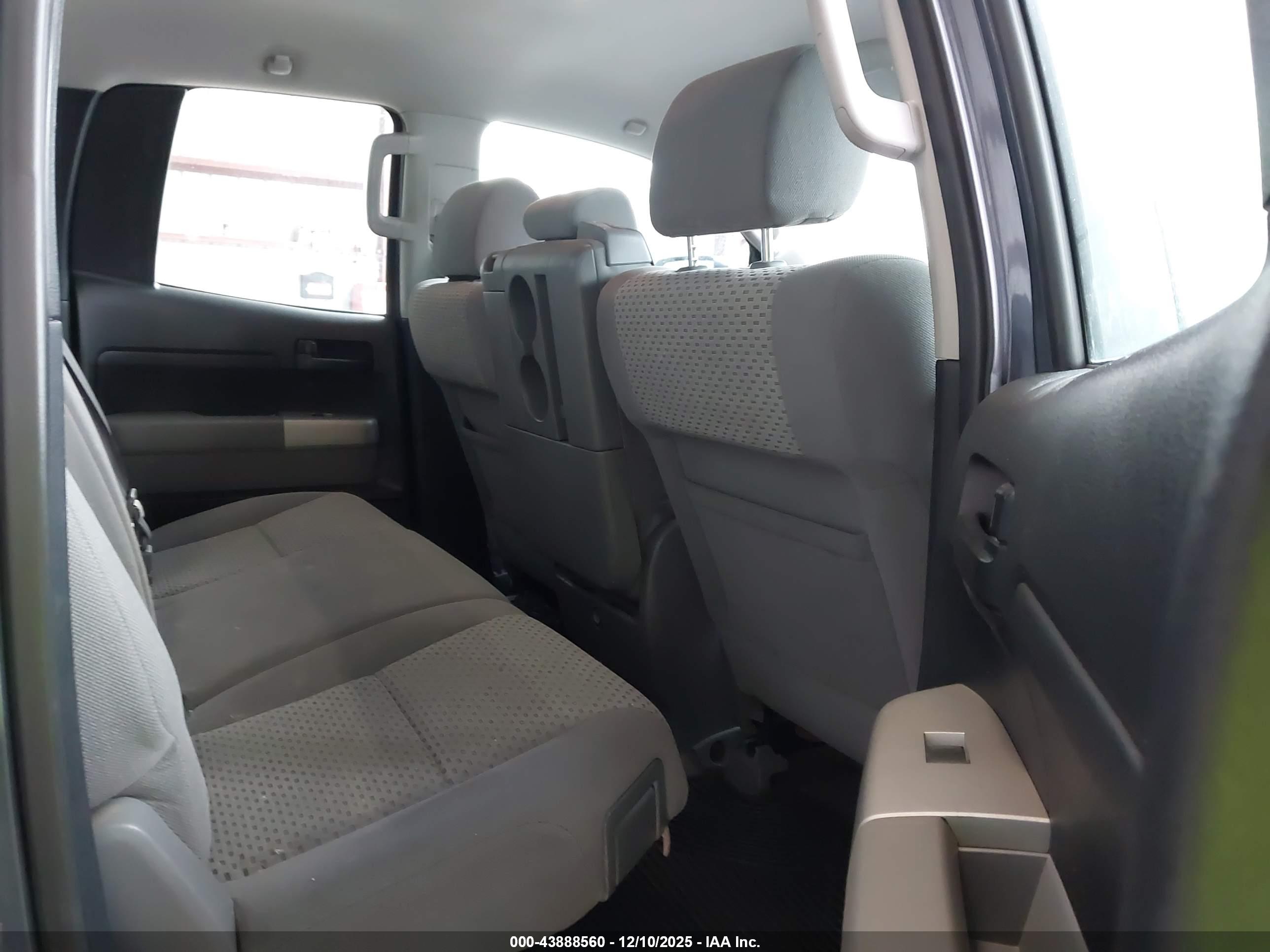 TOYOTA TUNDRA image 8