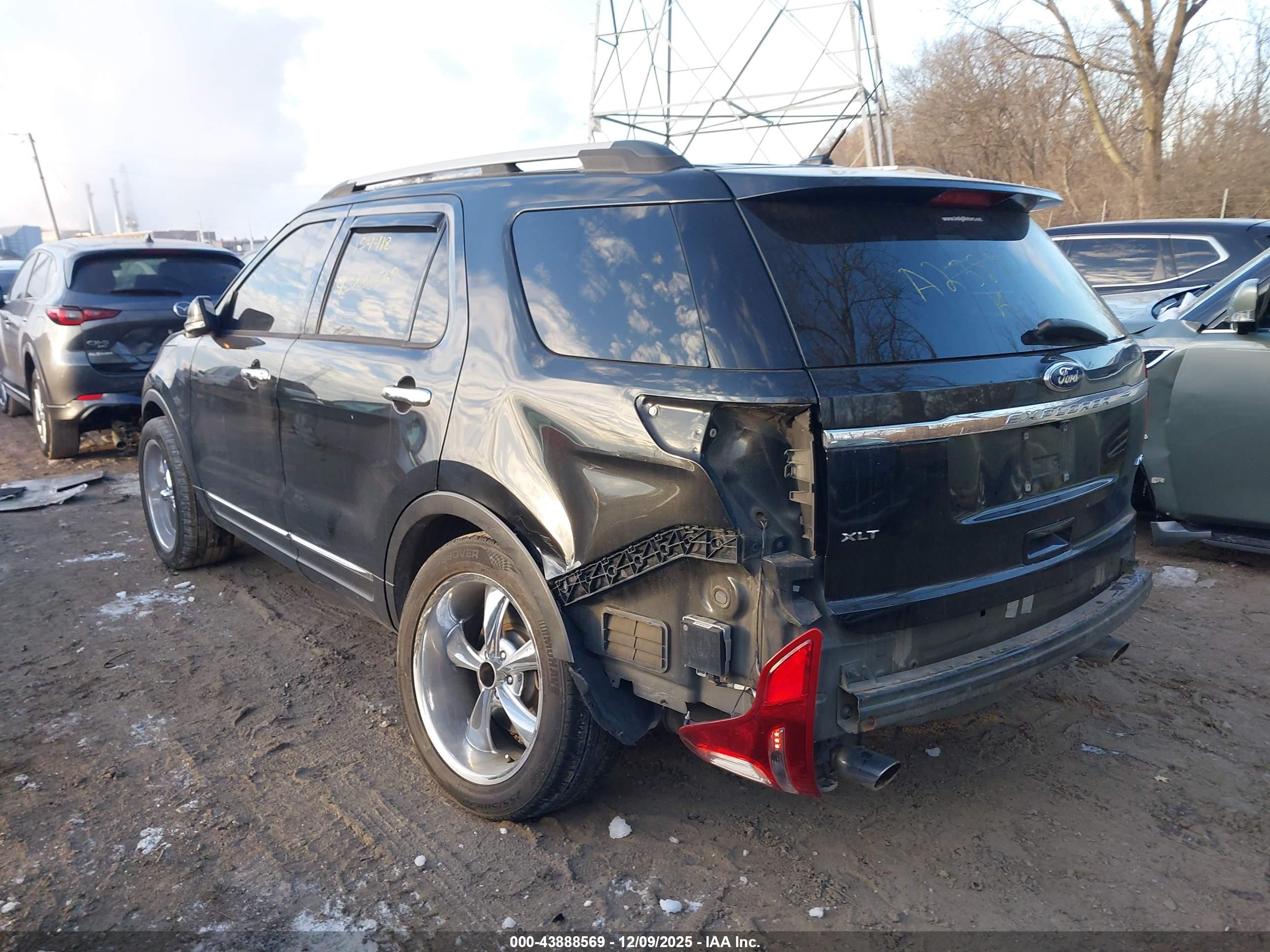 FORD EXPLORER image 3
