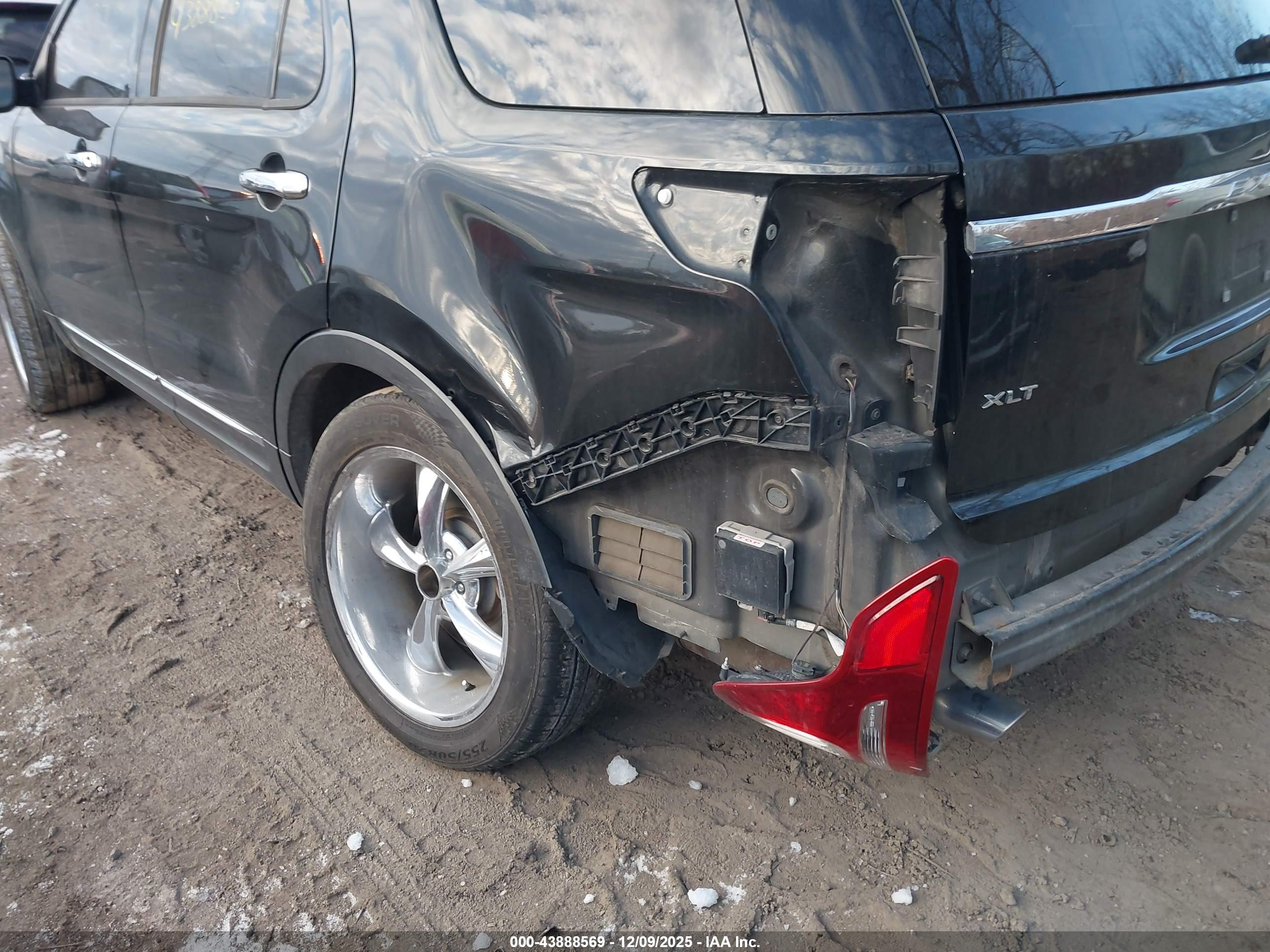 FORD EXPLORER image 6