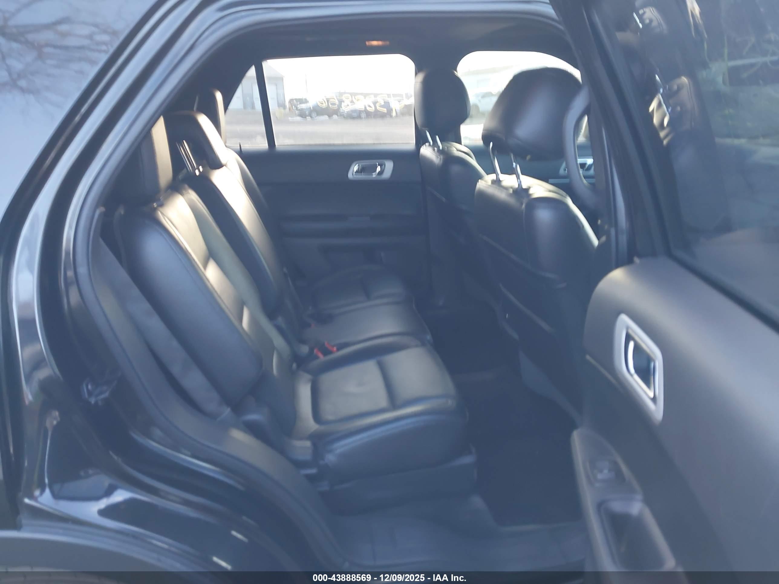 FORD EXPLORER image 8