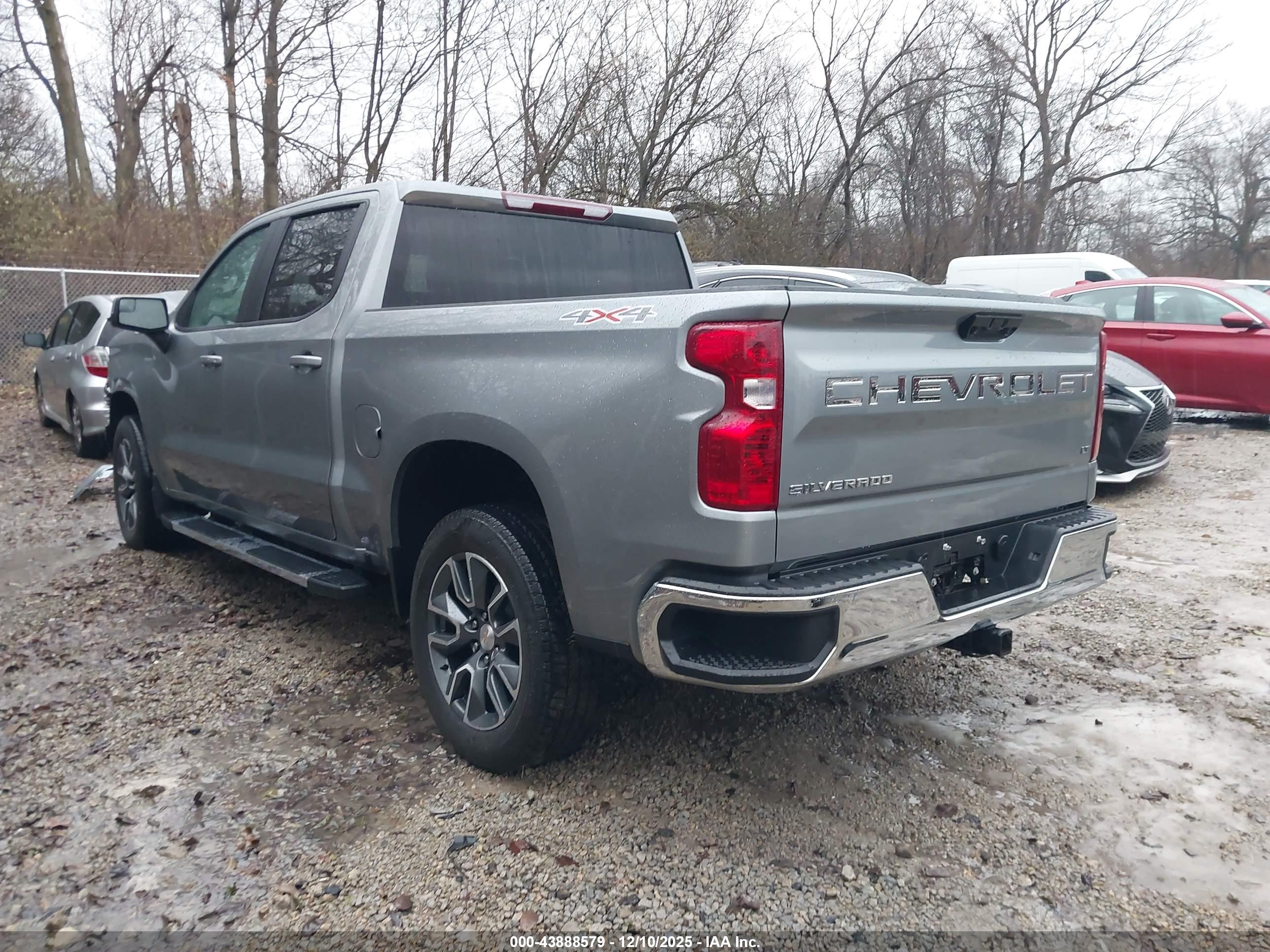 CHEVROLET SILVERADO image 3