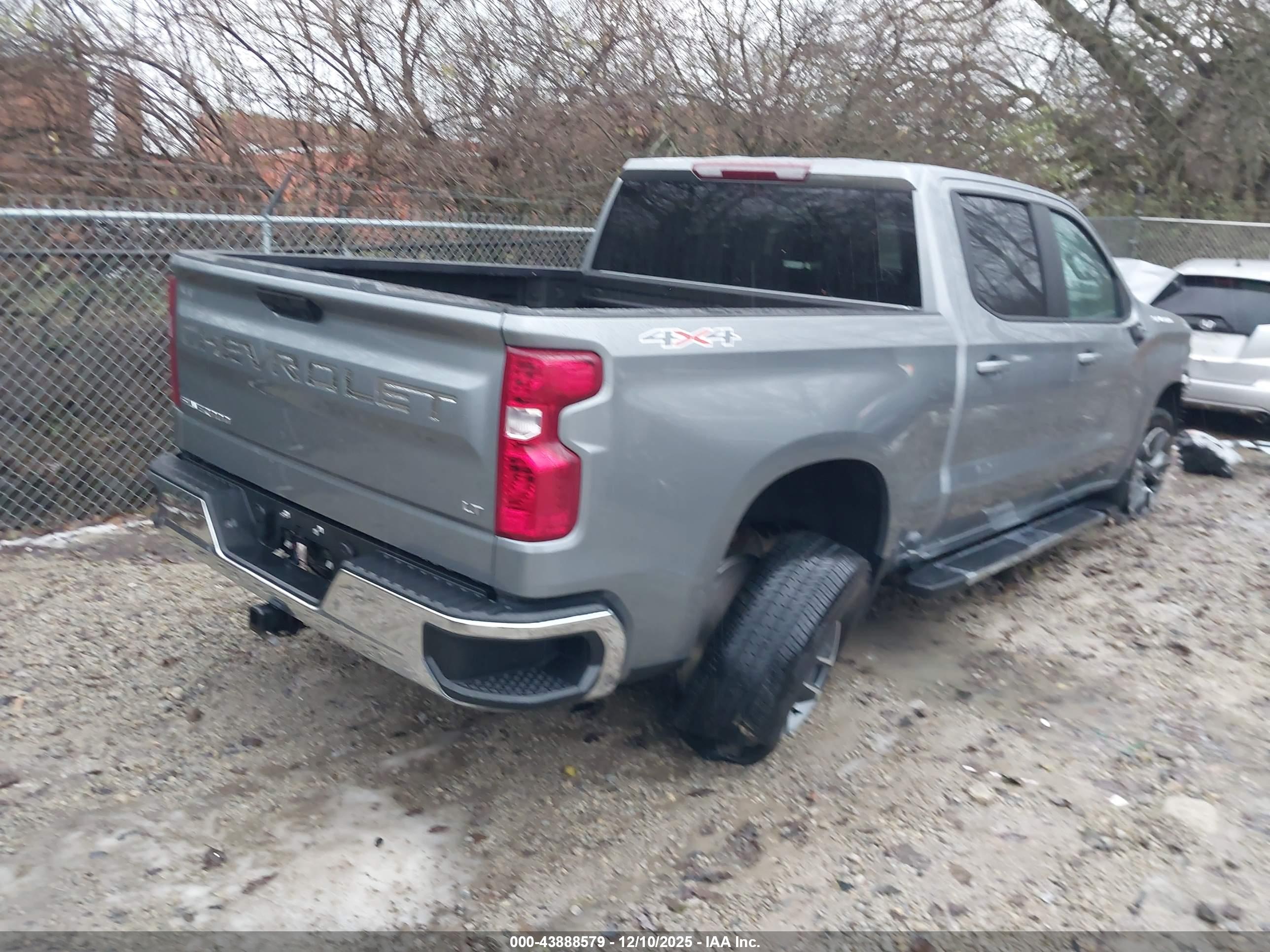 CHEVROLET SILVERADO image 4