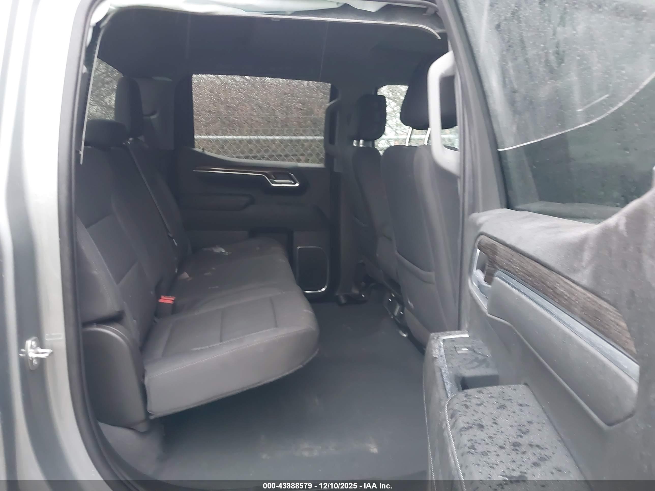 CHEVROLET SILVERADO image 8
