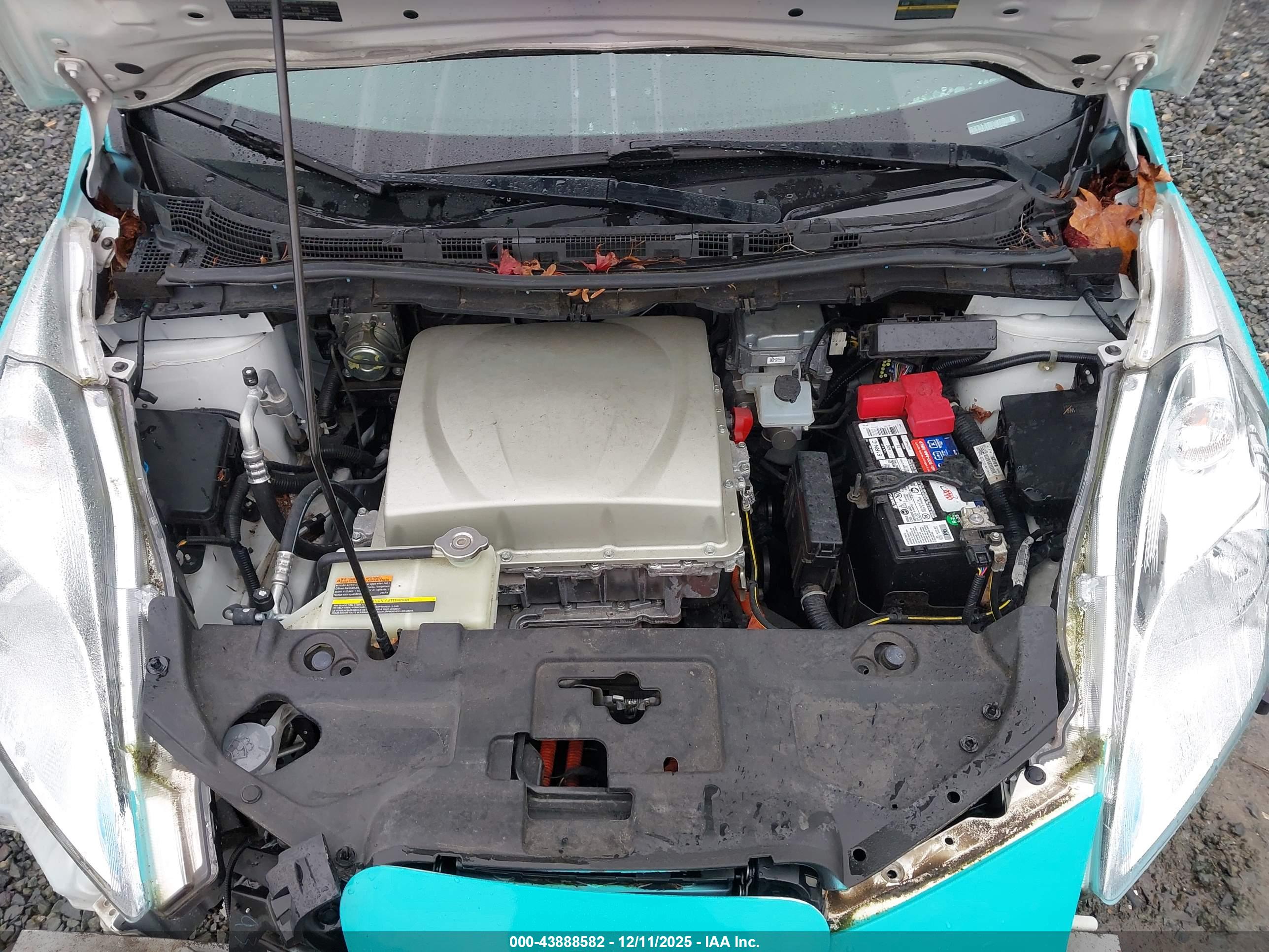 NISSAN LEAF image 10