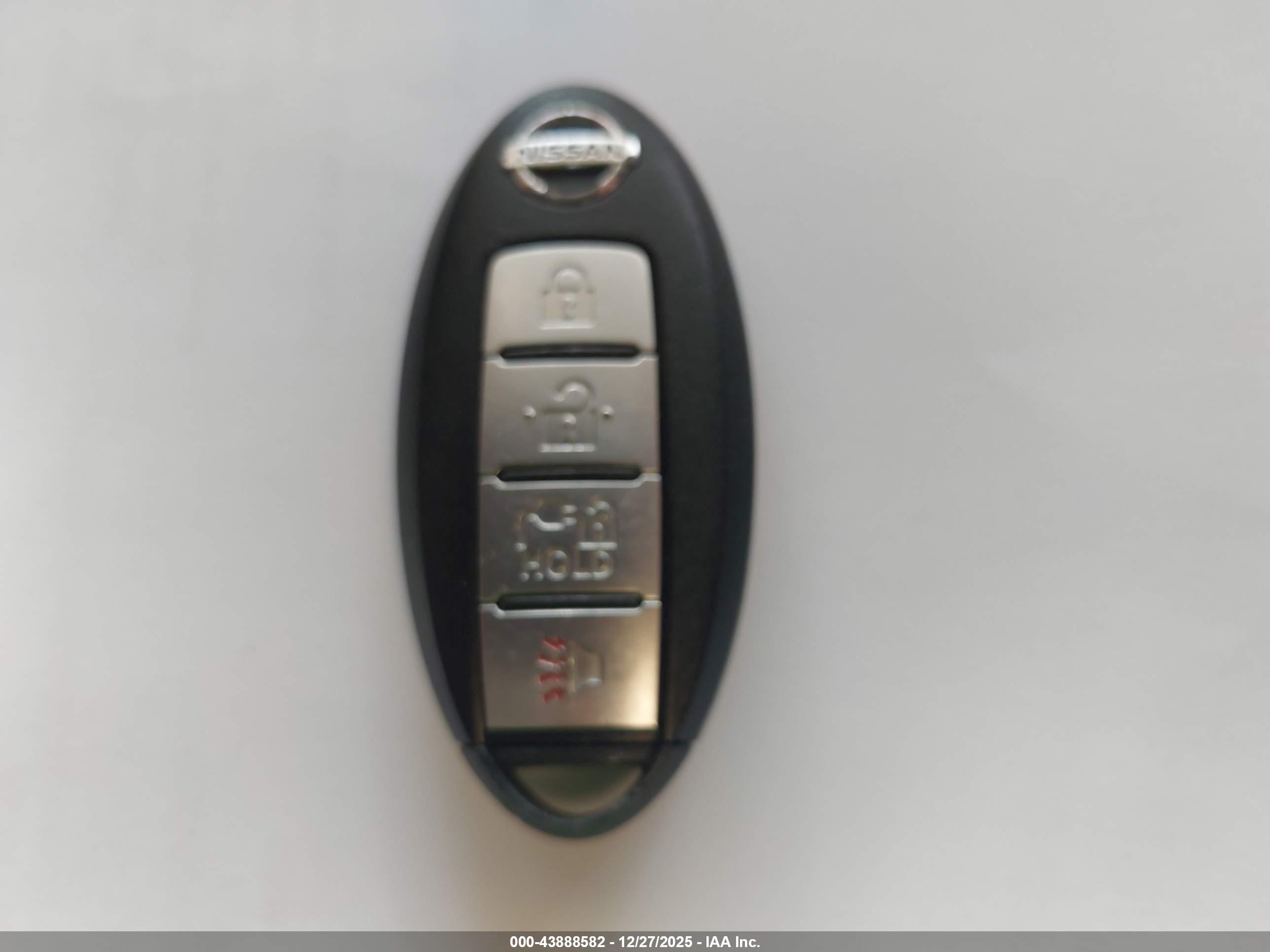 NISSAN LEAF image 11