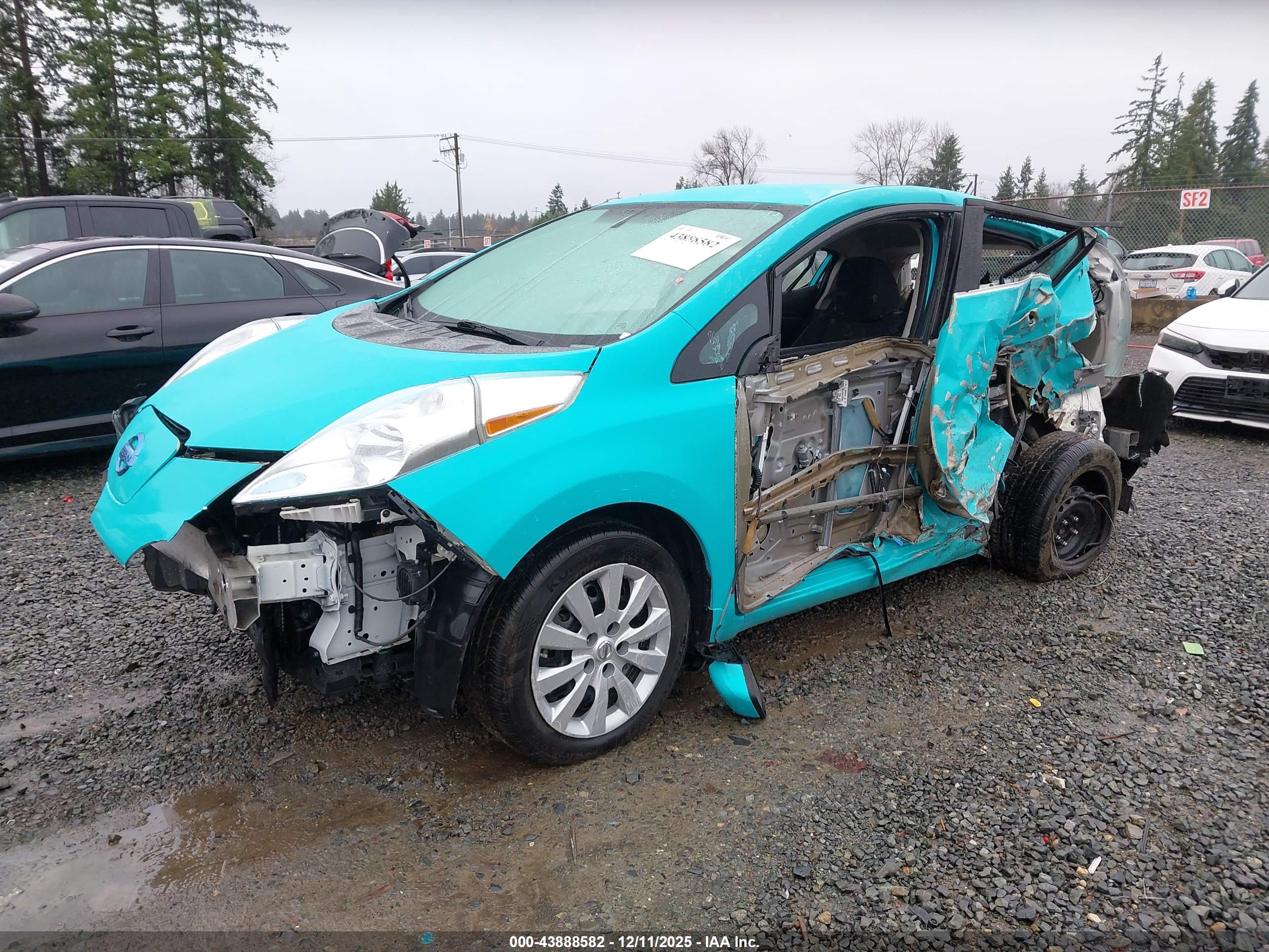 NISSAN LEAF image 2