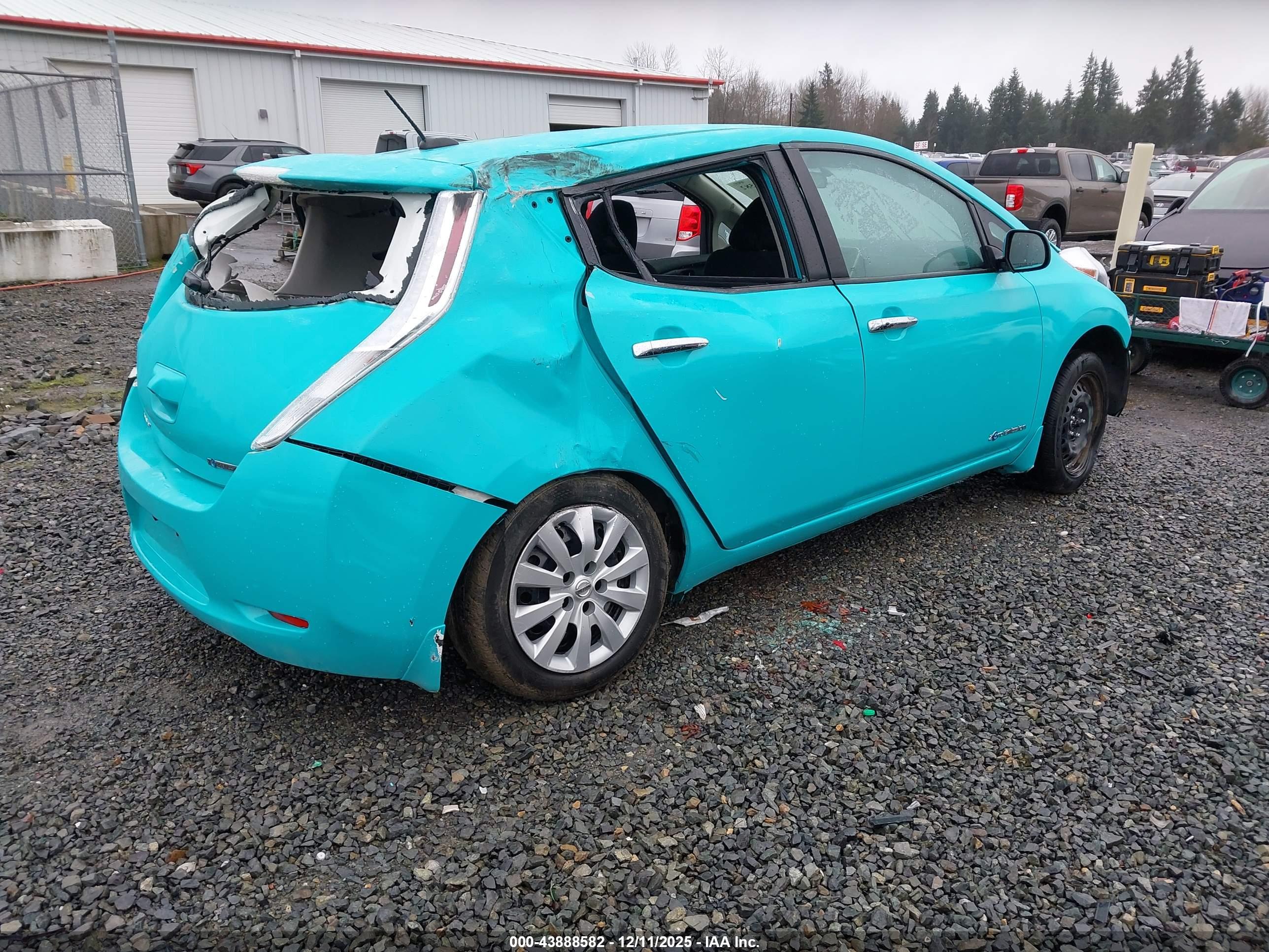 NISSAN LEAF image 4