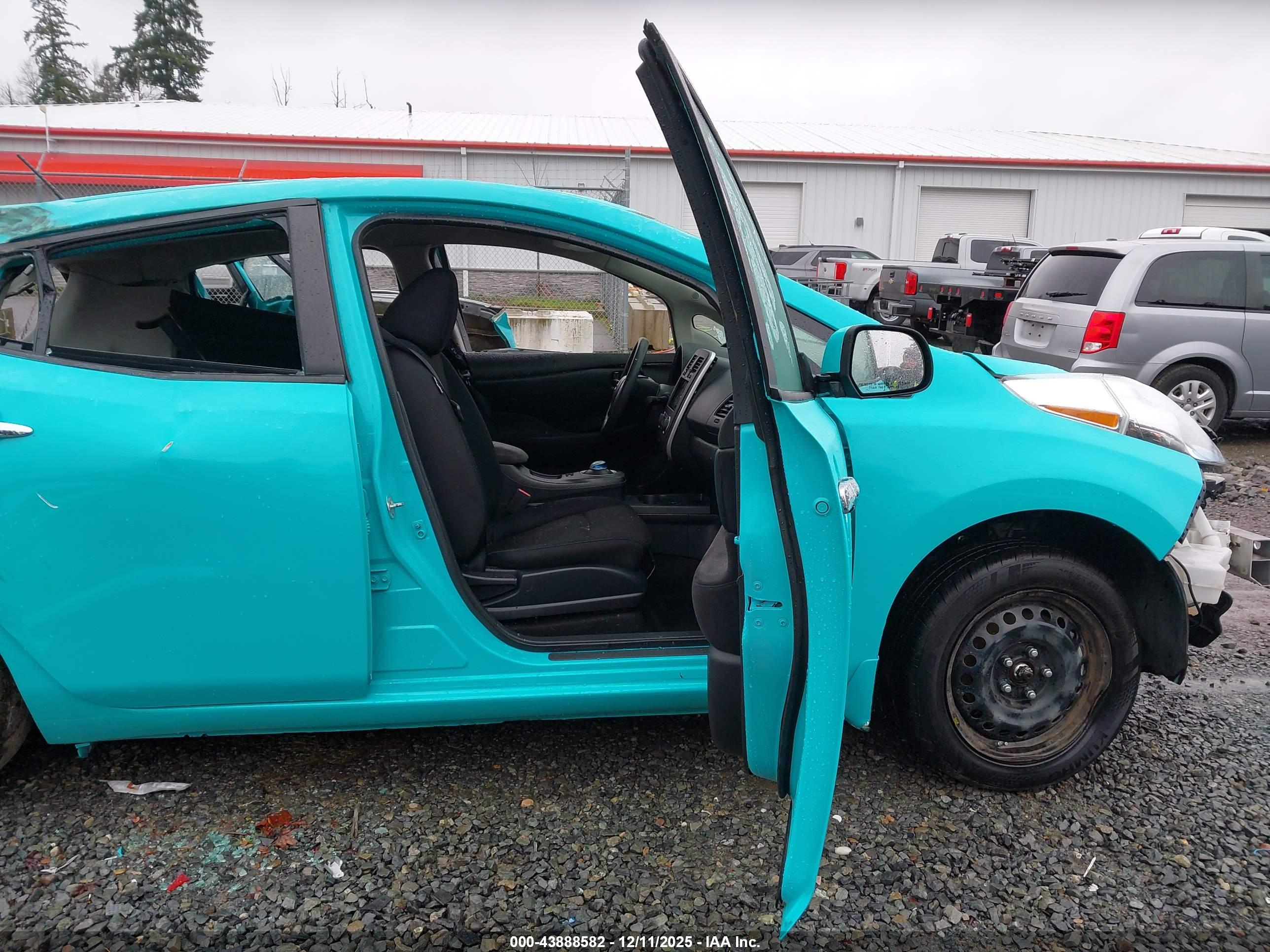 NISSAN LEAF image 5
