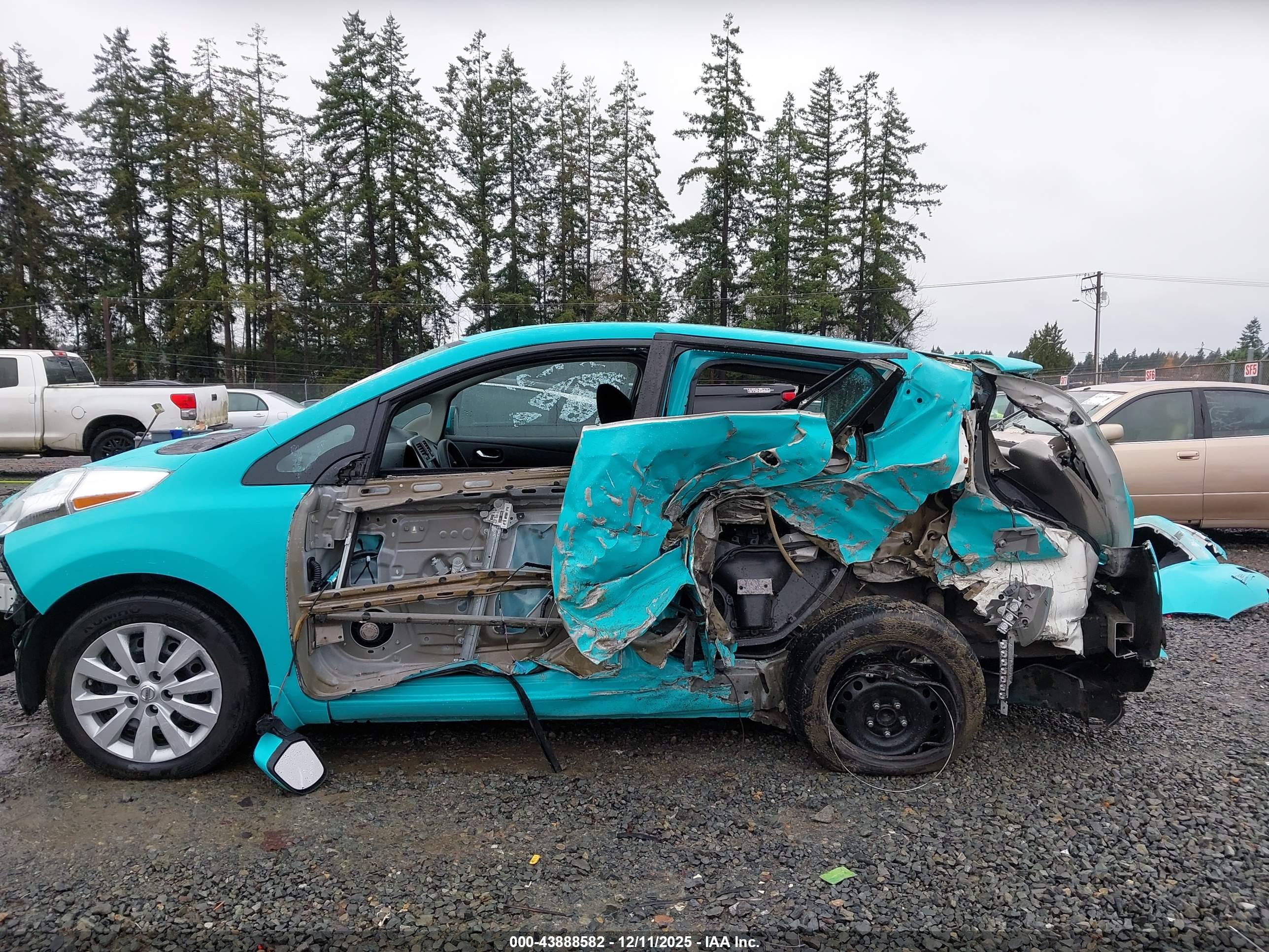 NISSAN LEAF image 6