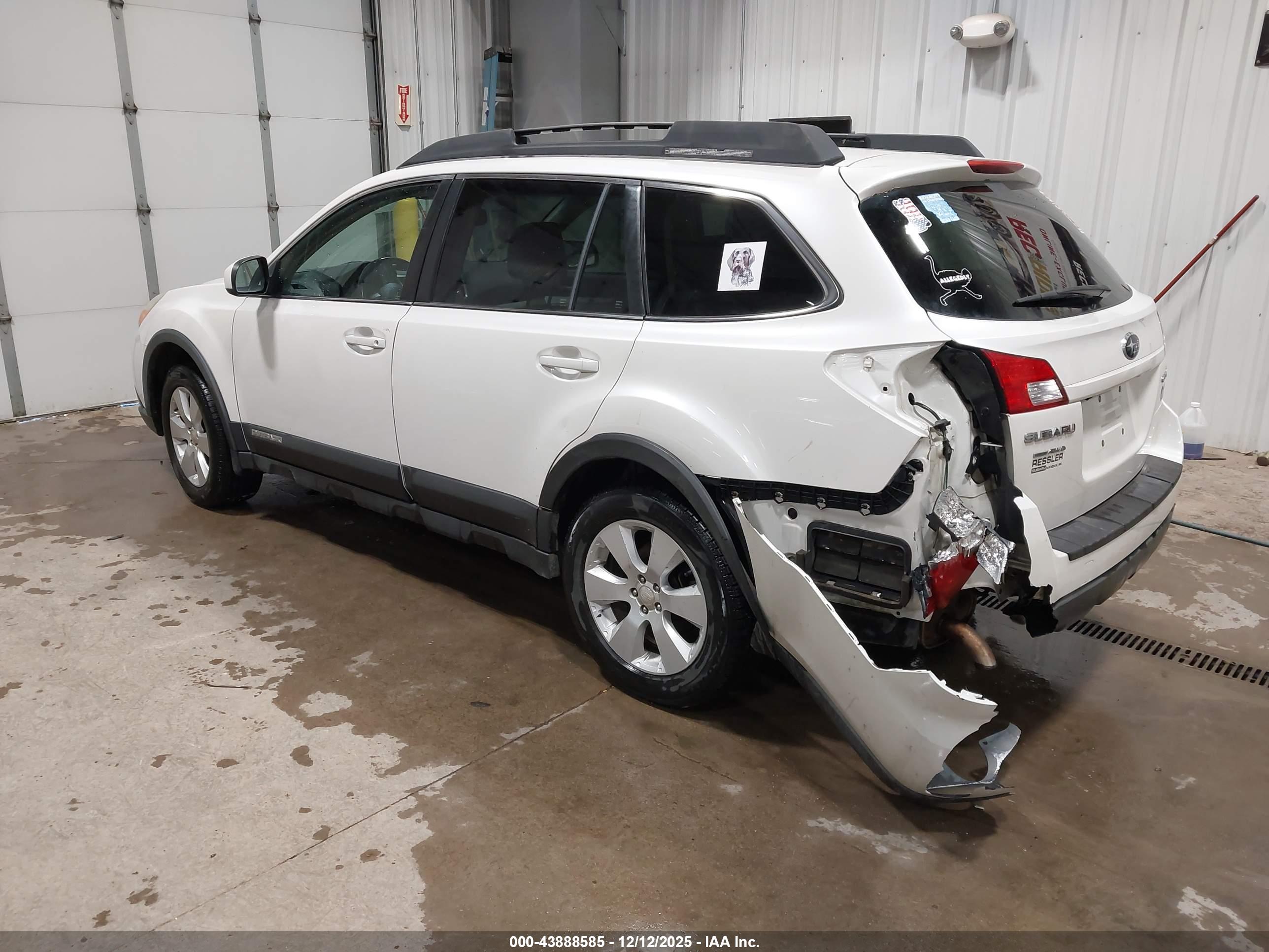 SUBARU OUTBACK image 3