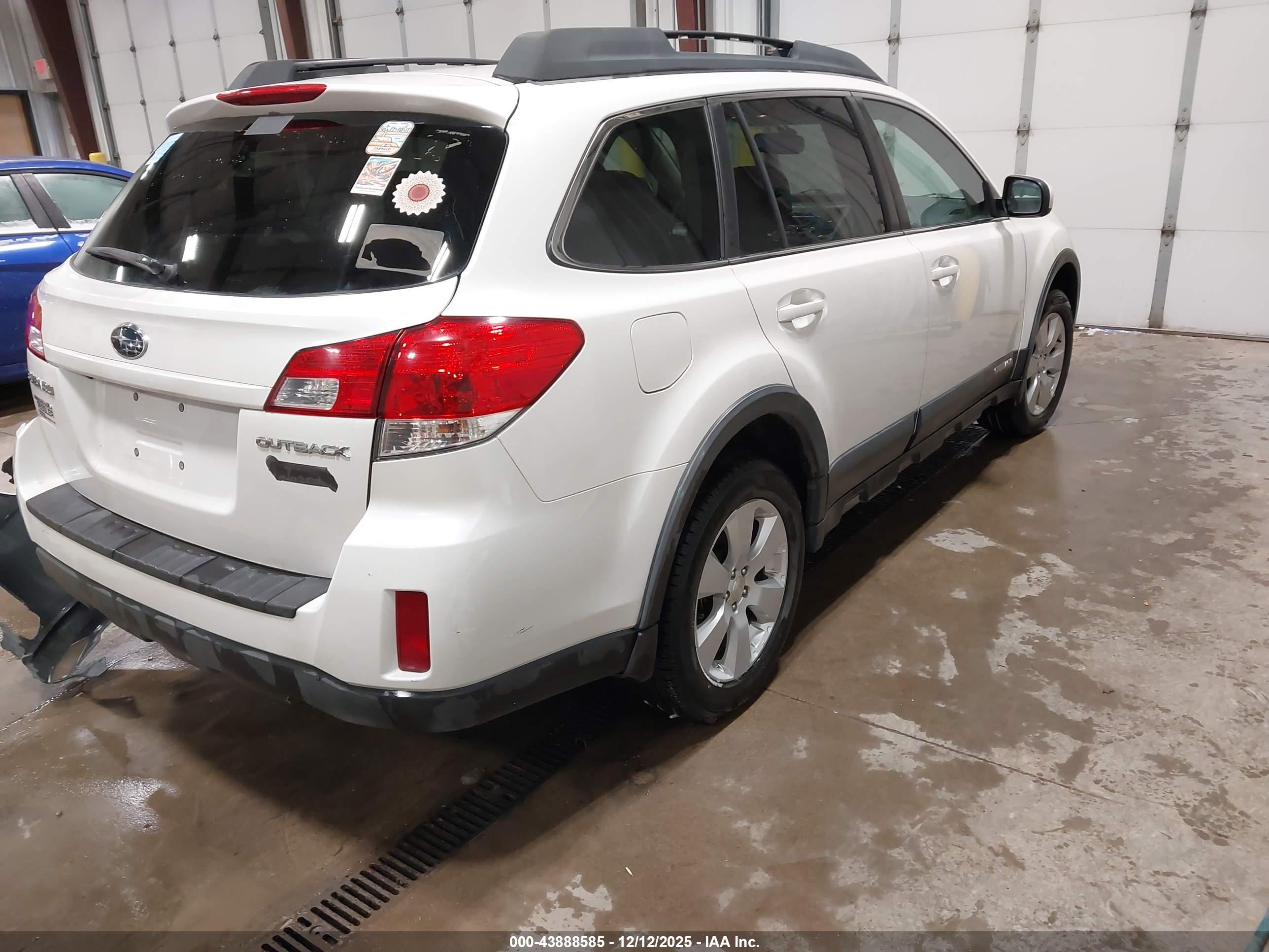 SUBARU OUTBACK image 4