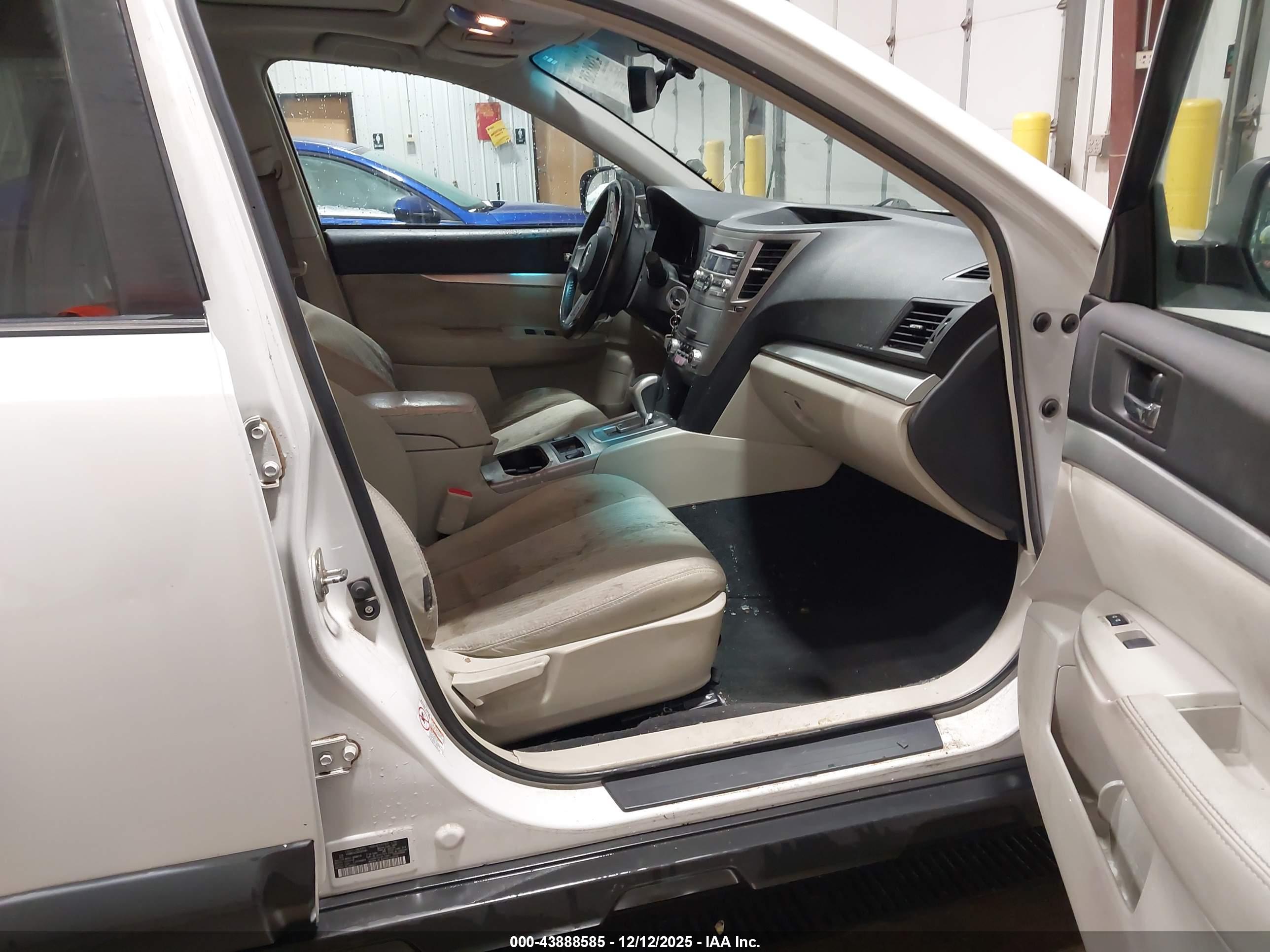 SUBARU OUTBACK image 5