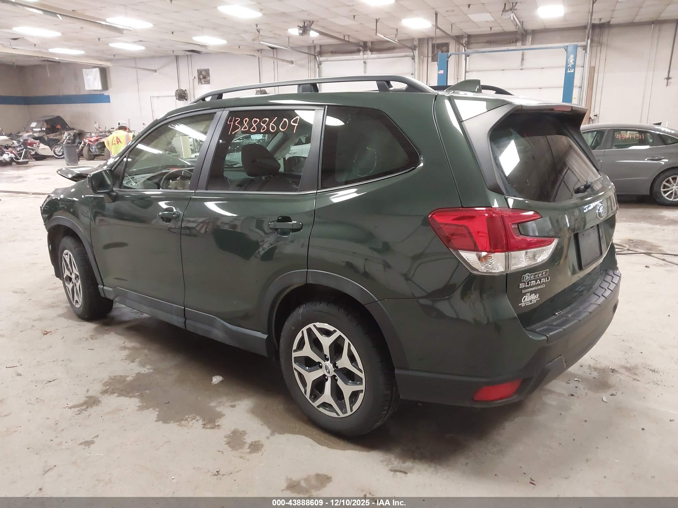 SUBARU FORESTER image 3