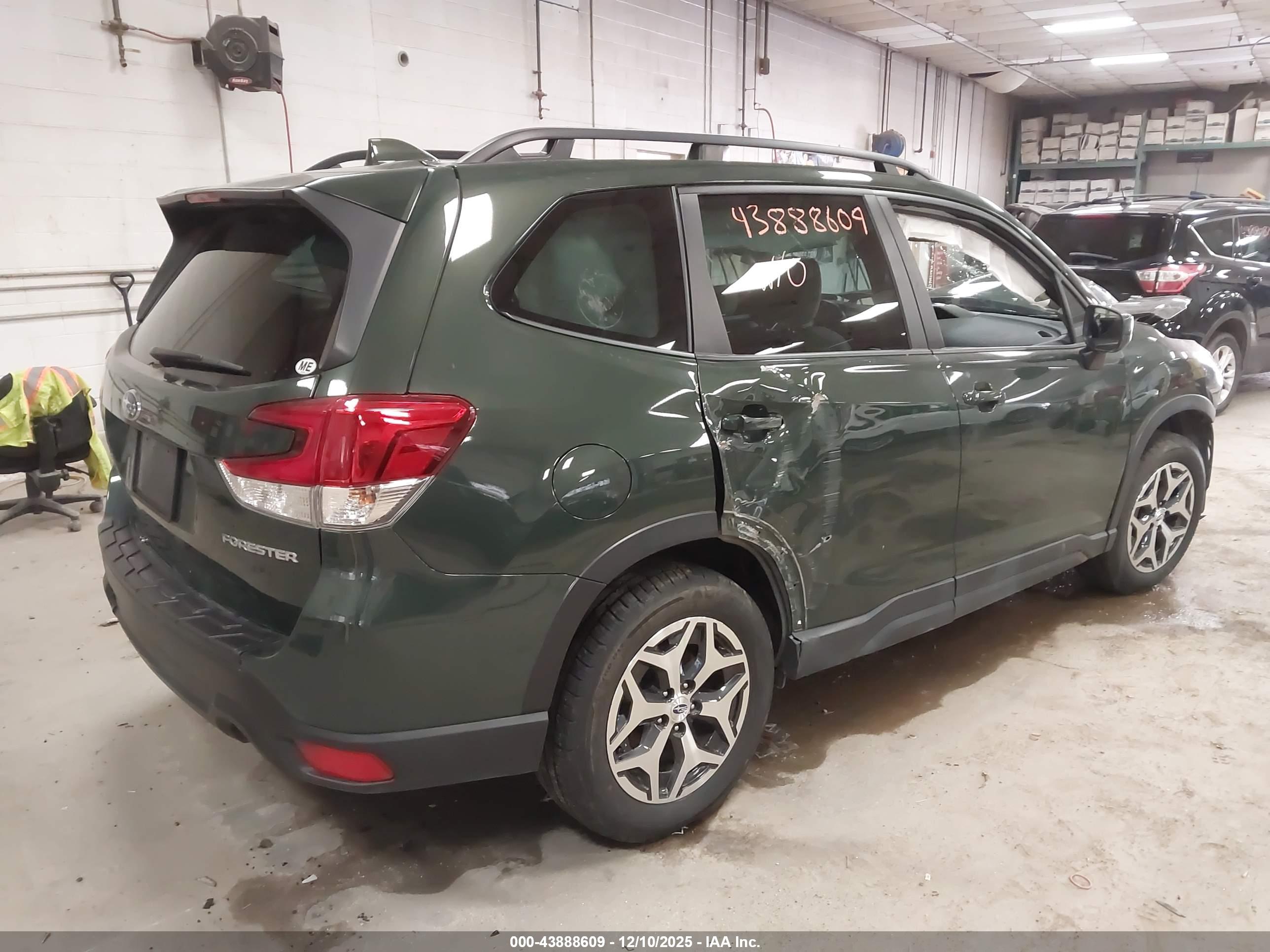 SUBARU FORESTER image 4
