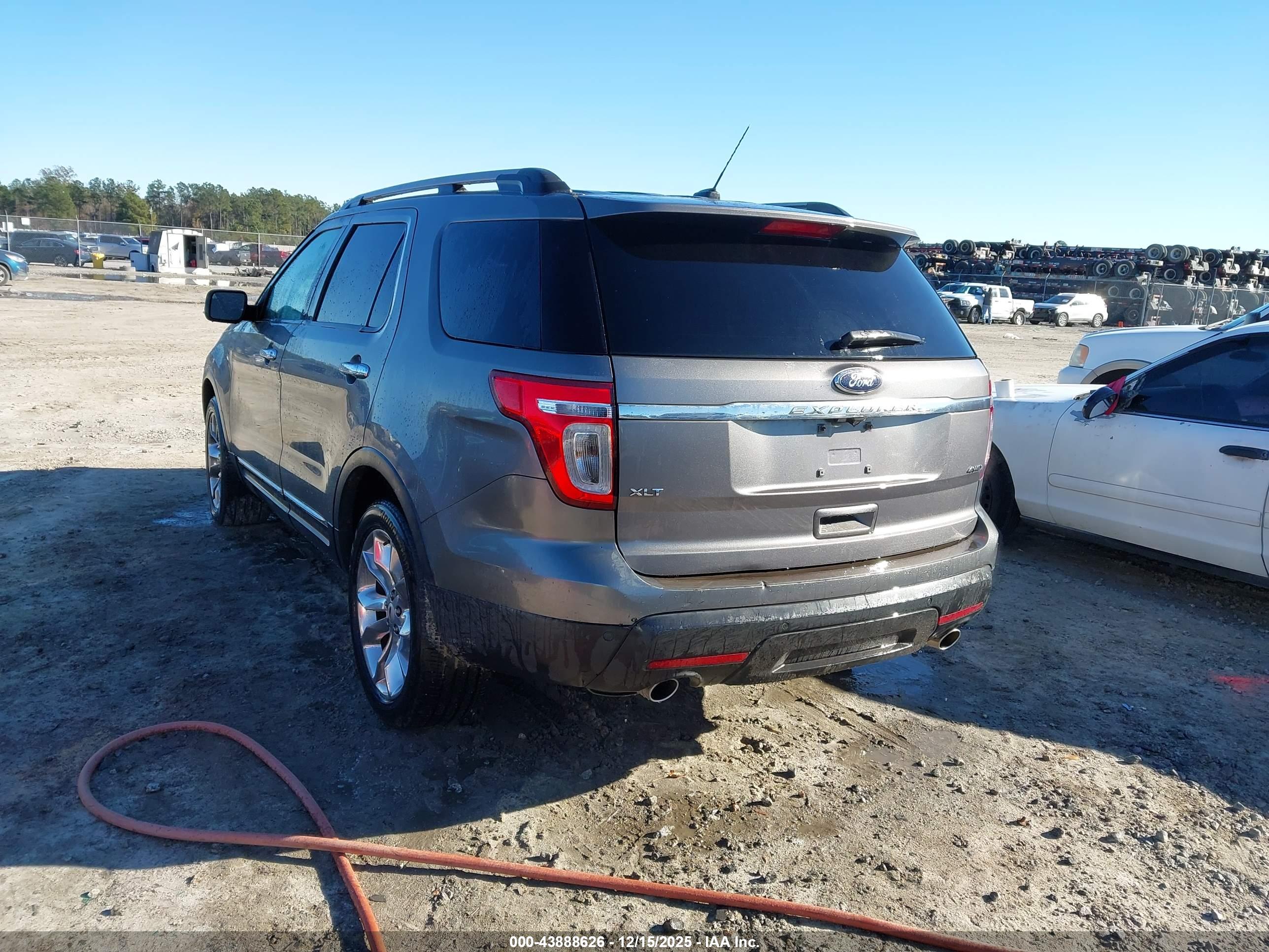 FORD EXPLORER image 3