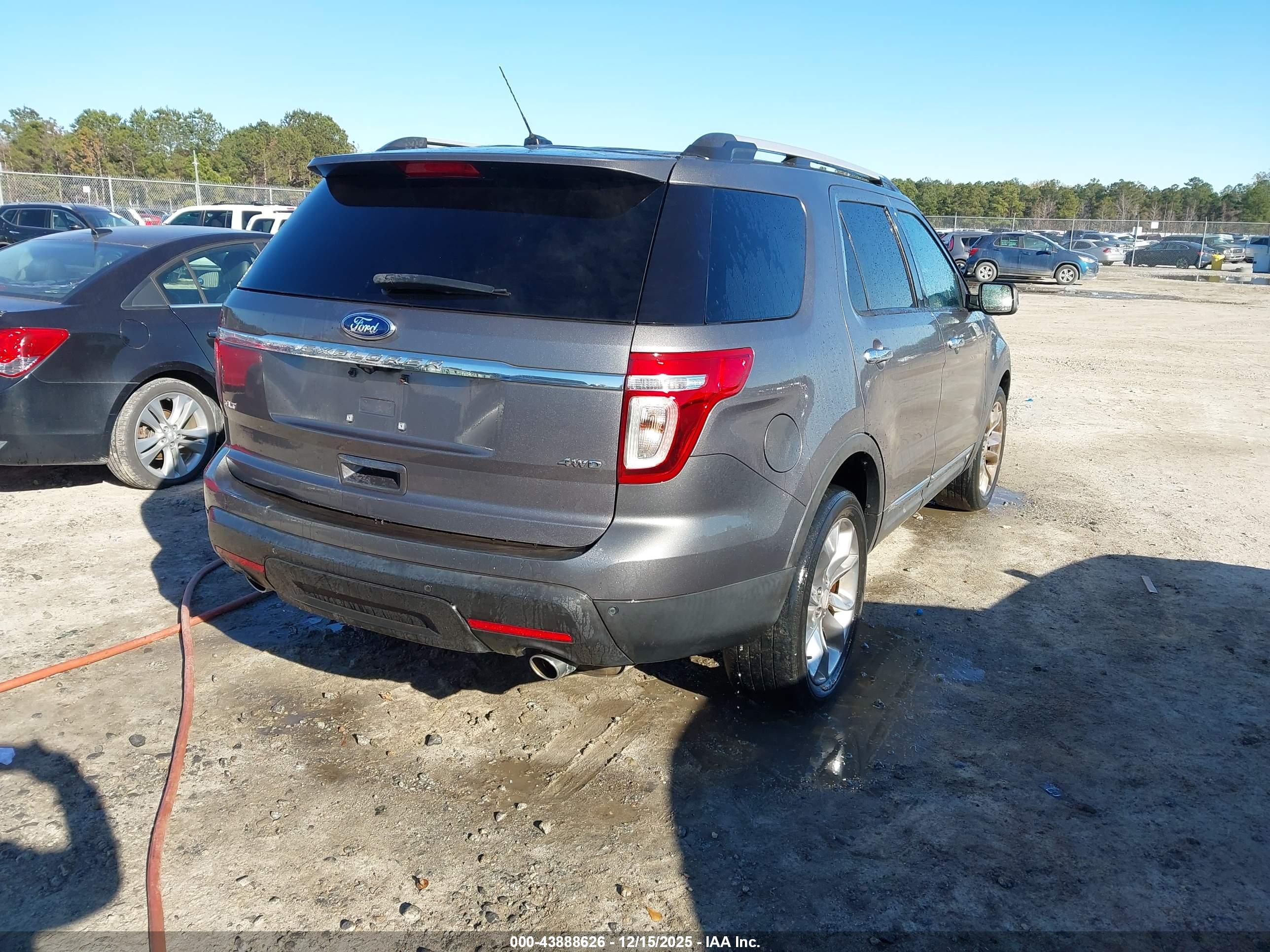 FORD EXPLORER image 4