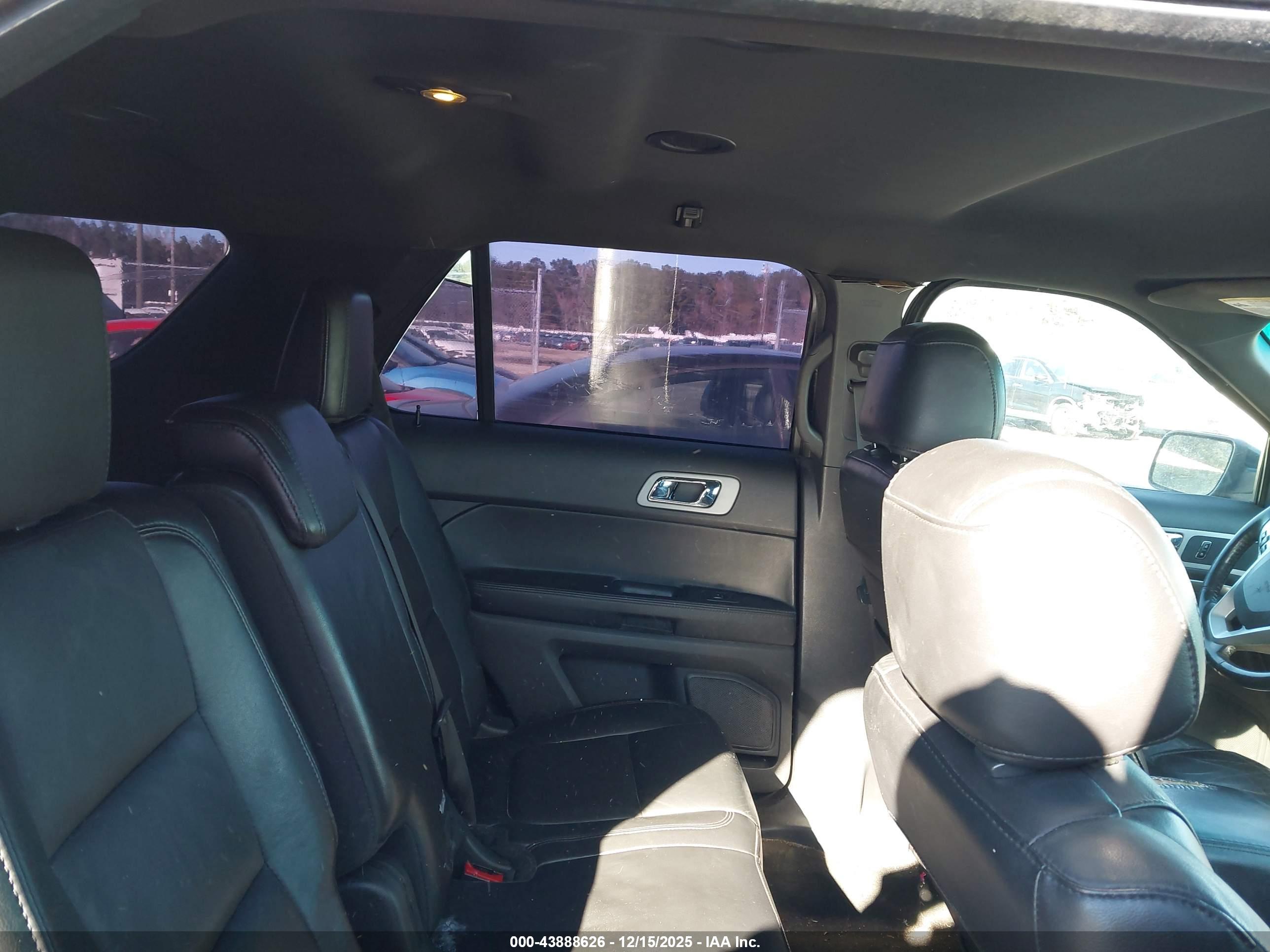 FORD EXPLORER image 8