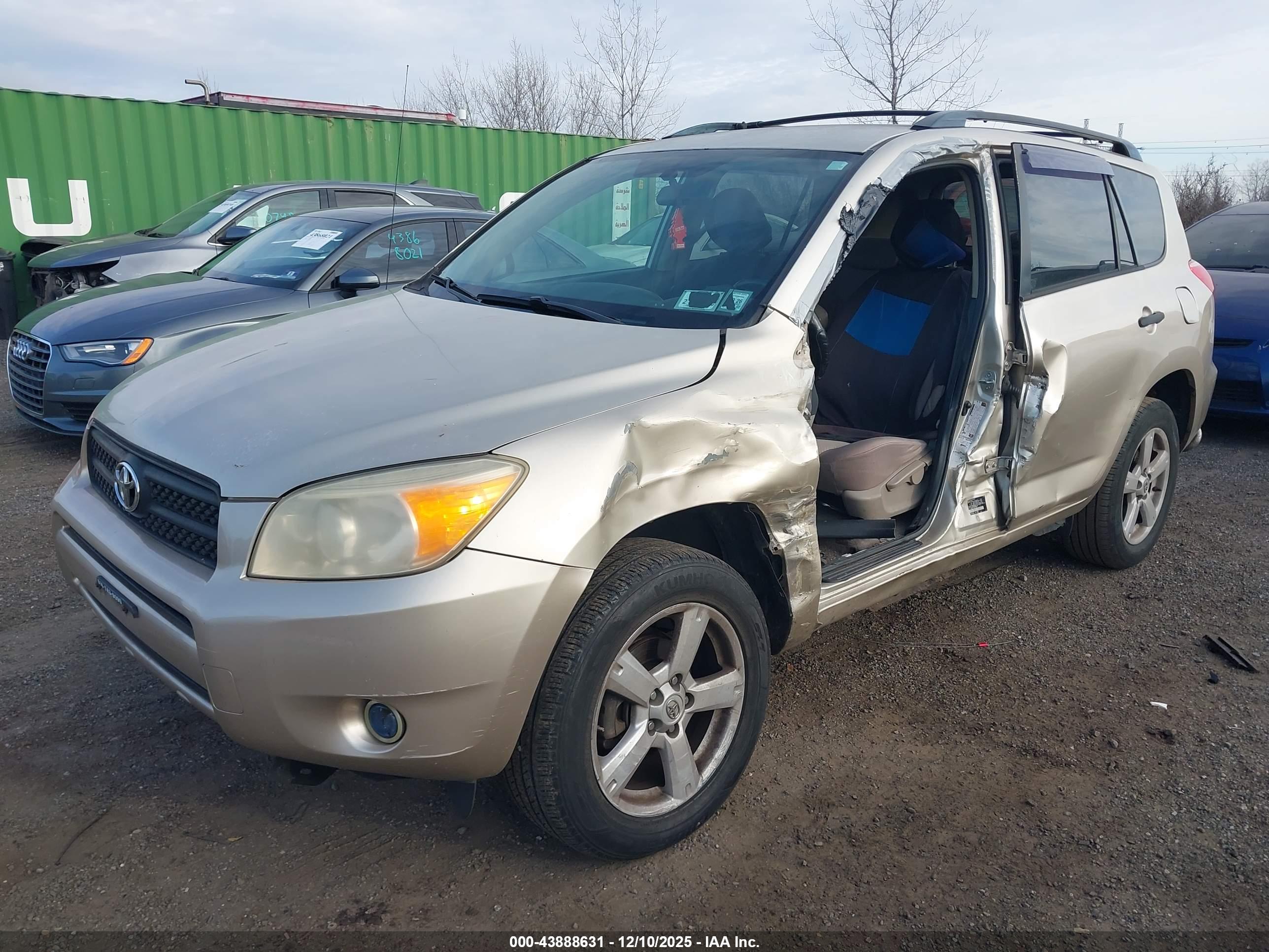 TOYOTA RAV4 image 2