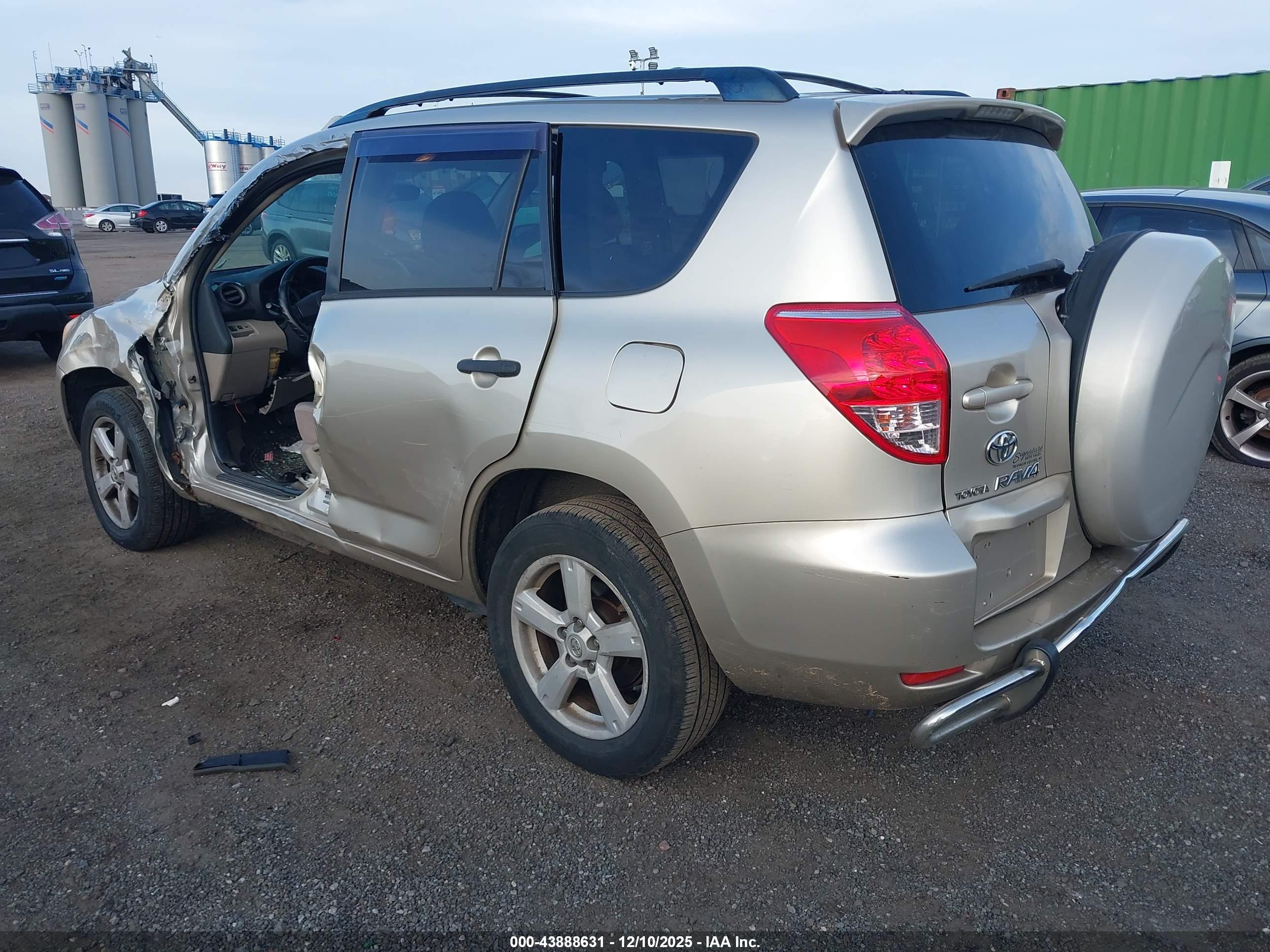 TOYOTA RAV4 image 3