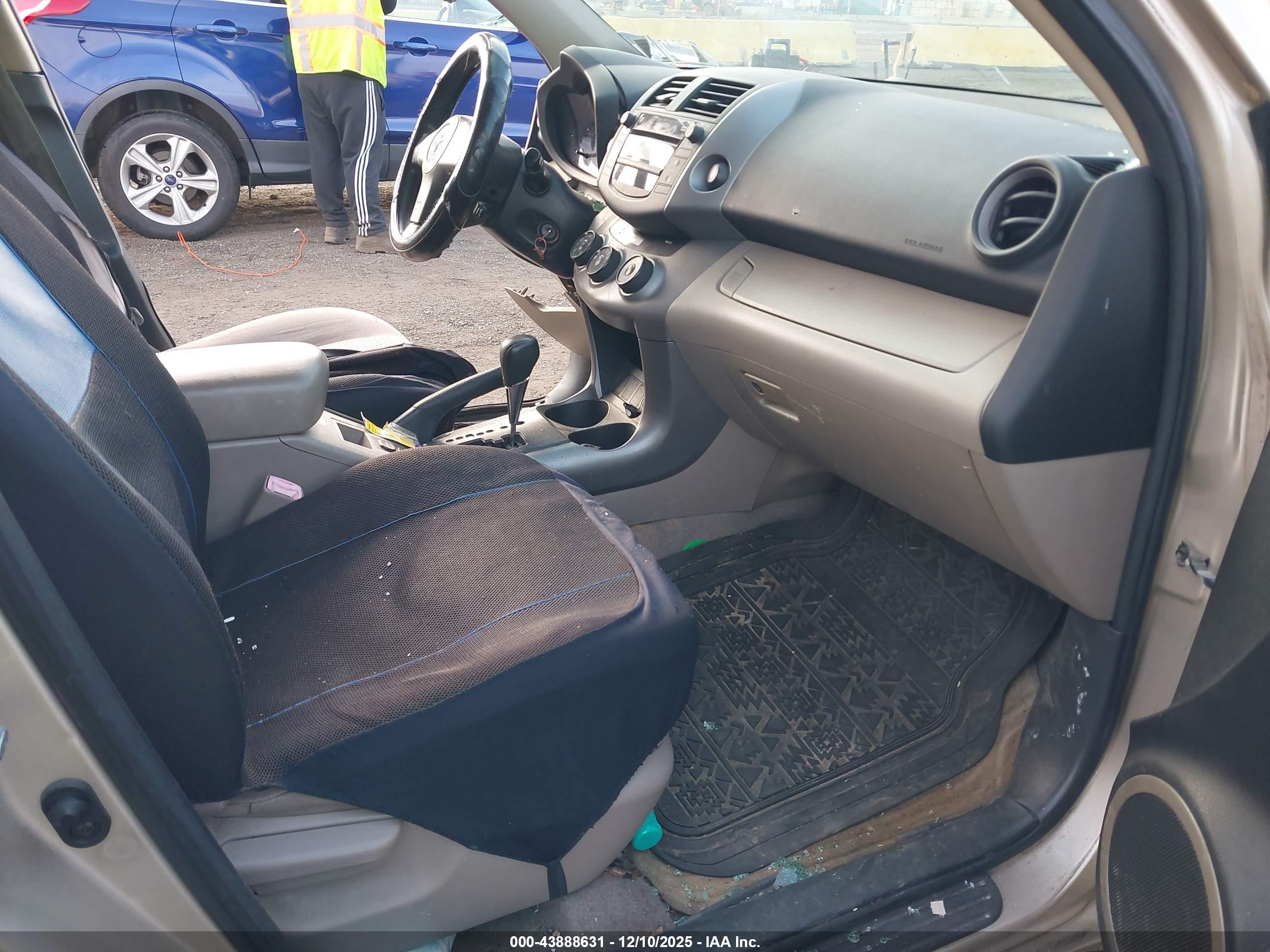 TOYOTA RAV4 image 5