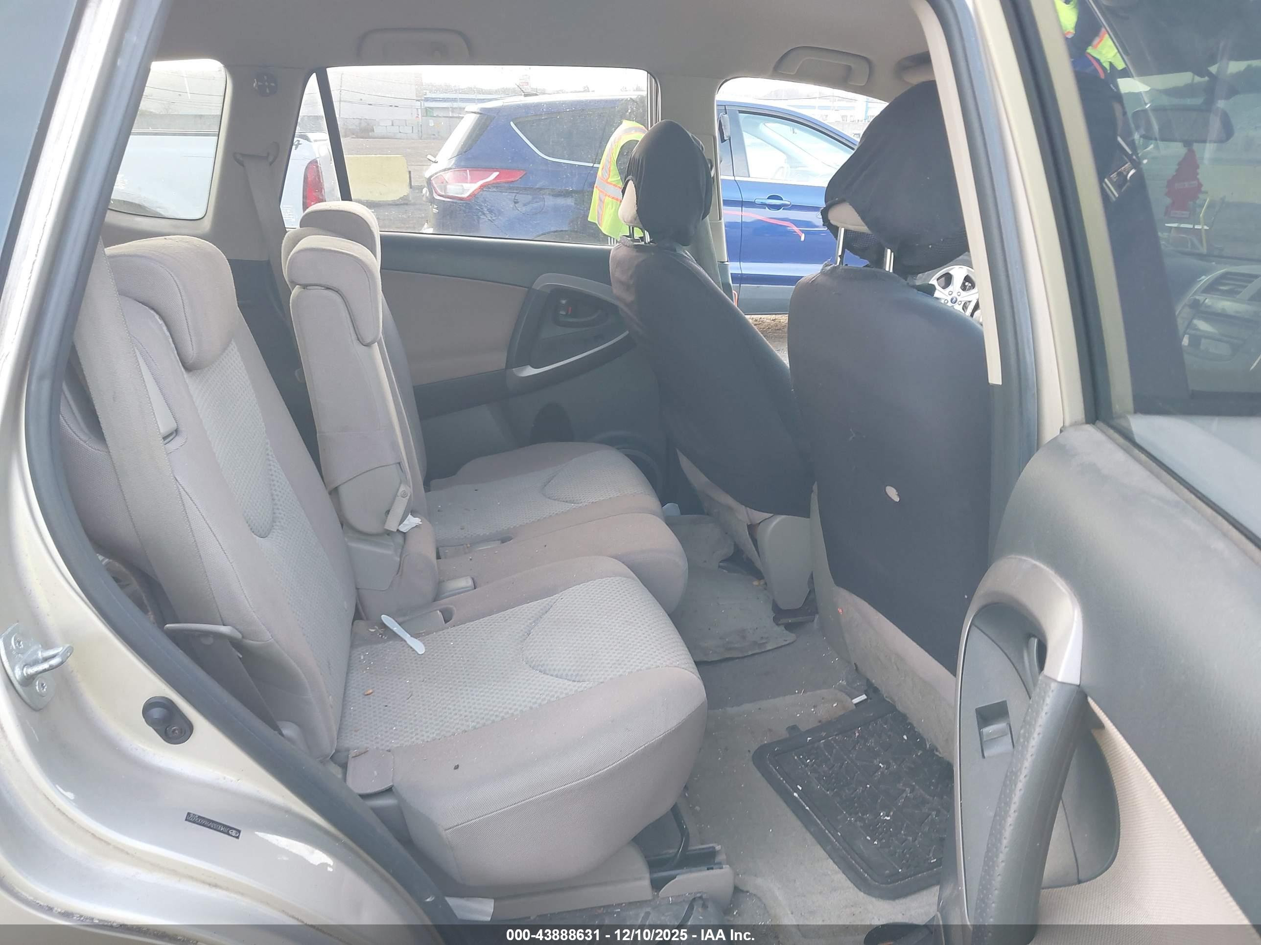 TOYOTA RAV4 image 8