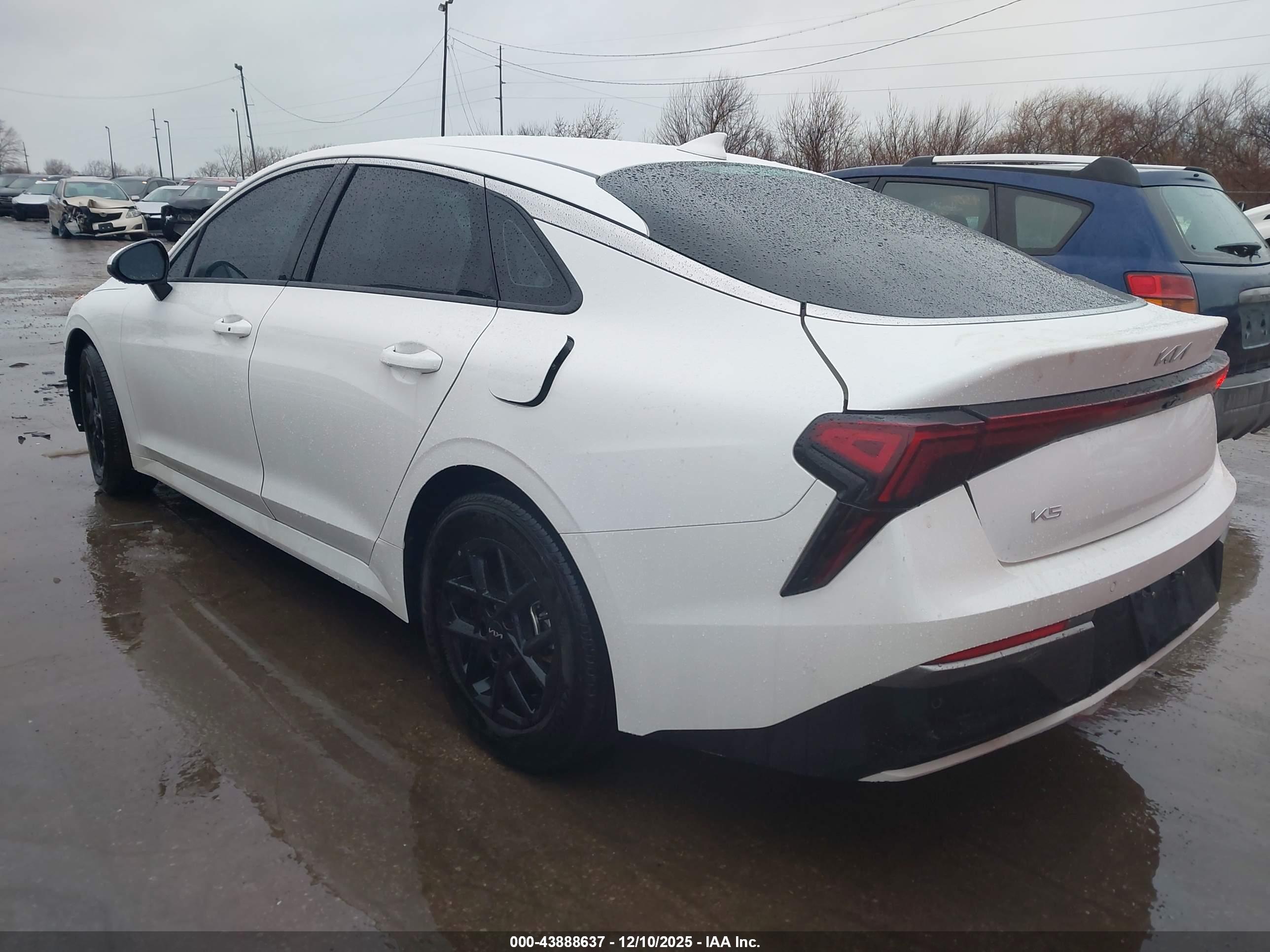 KIA K5 image 3