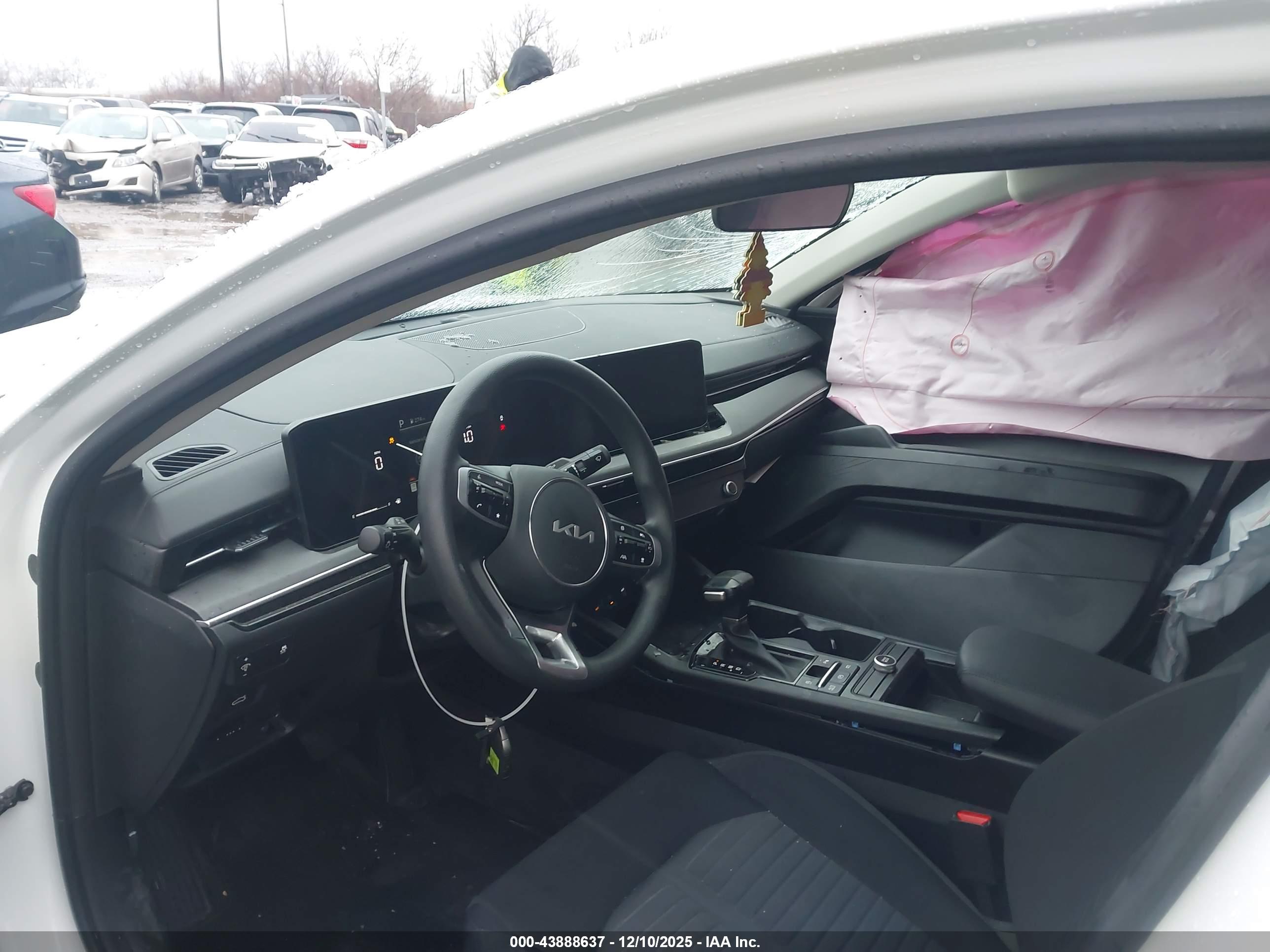 KIA K5 image 5