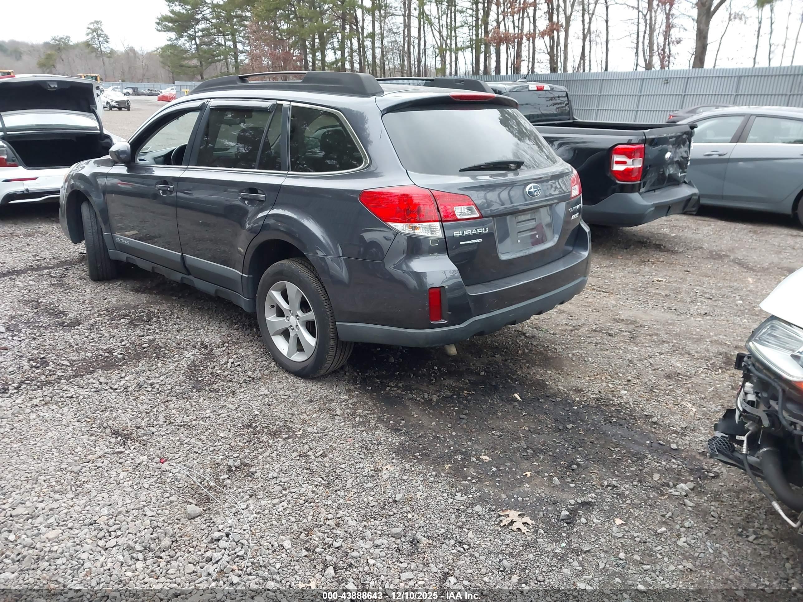 SUBARU OUTBACK image 3