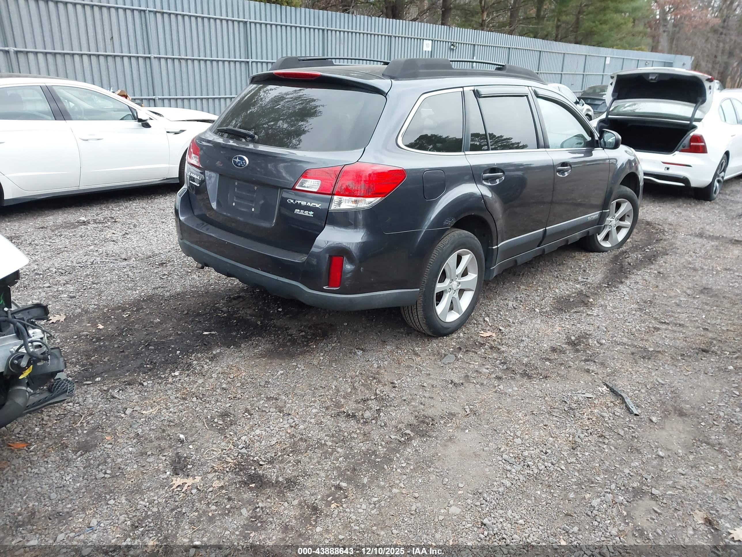 SUBARU OUTBACK image 4