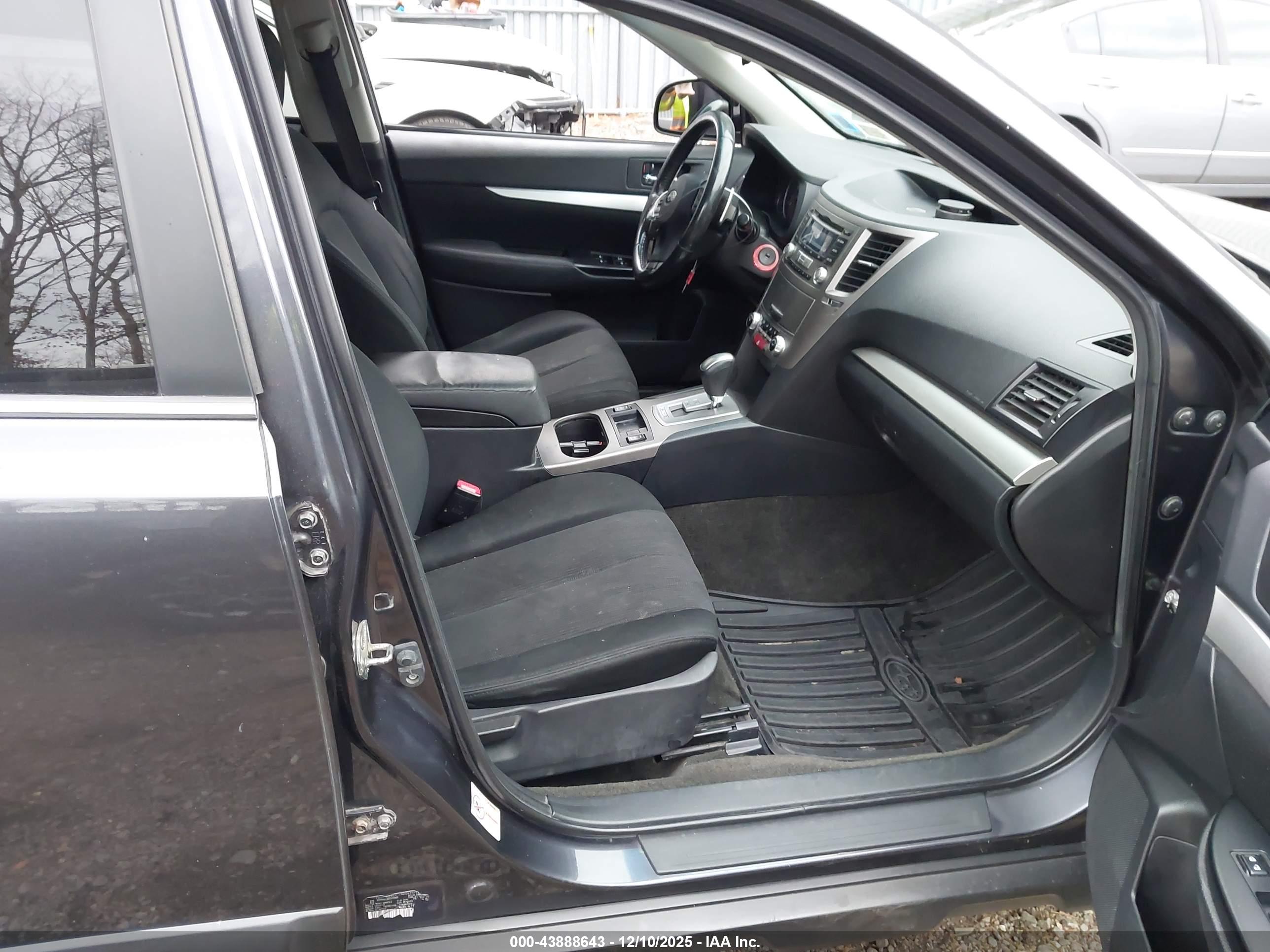 SUBARU OUTBACK image 5
