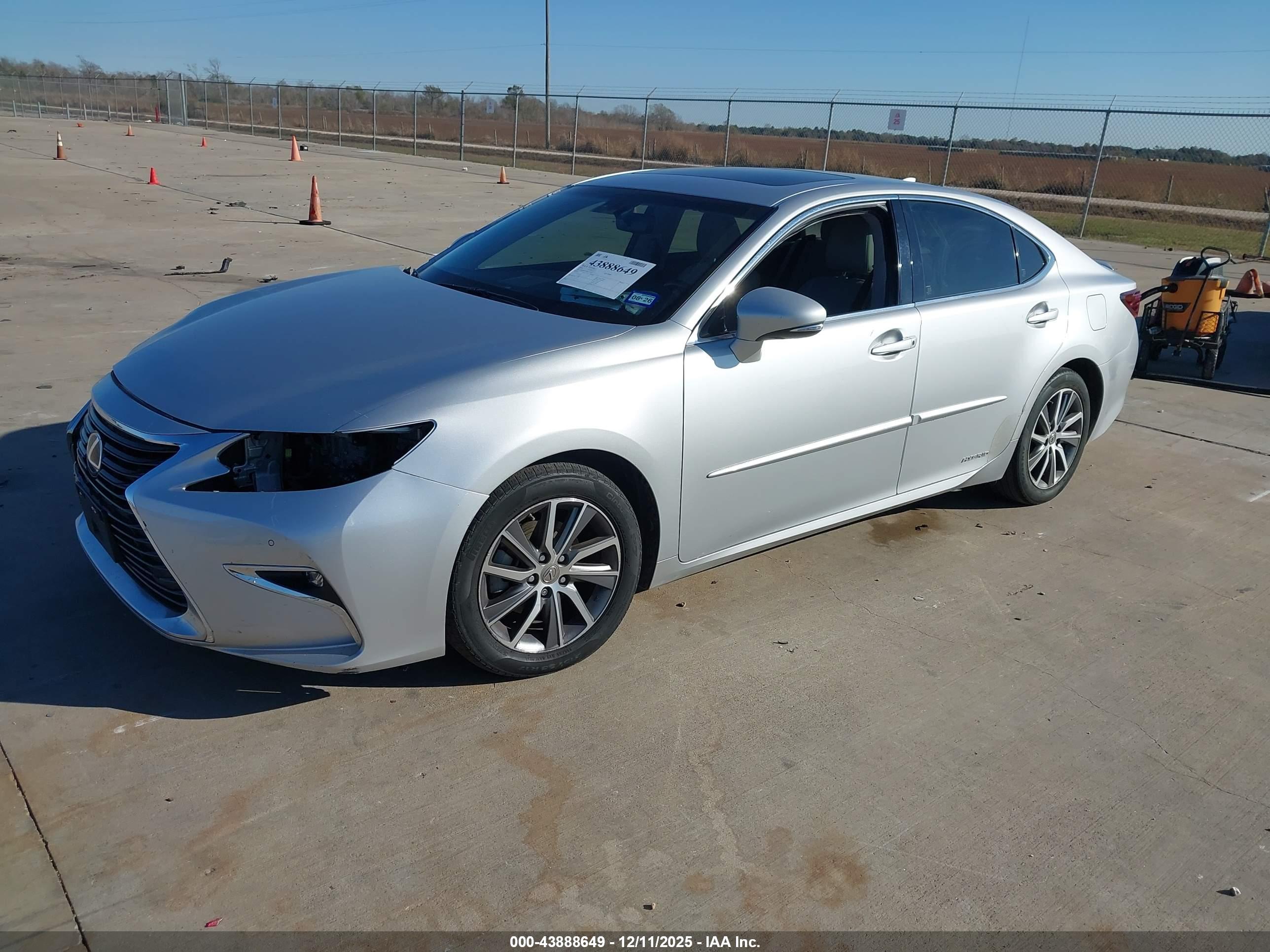 LEXUS ES image 2