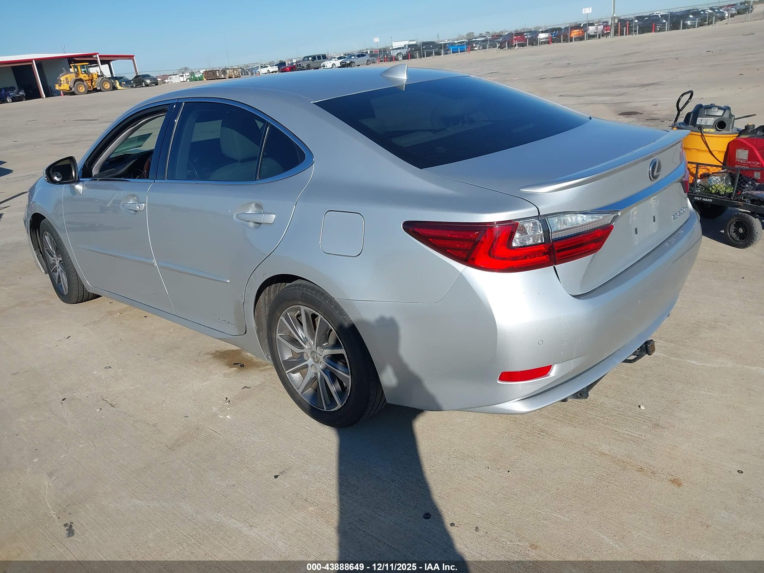 LEXUS ES image 3