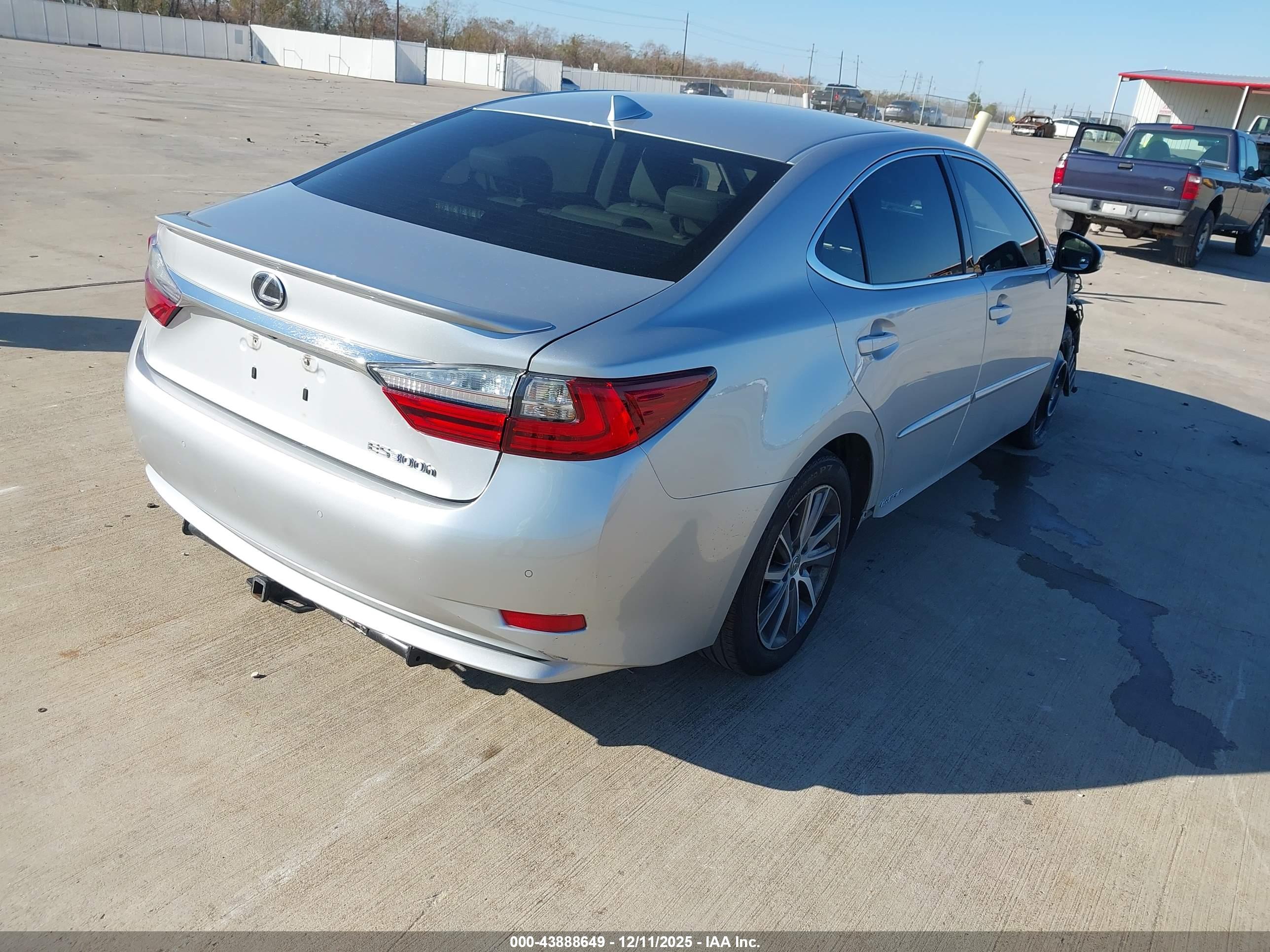 LEXUS ES image 4