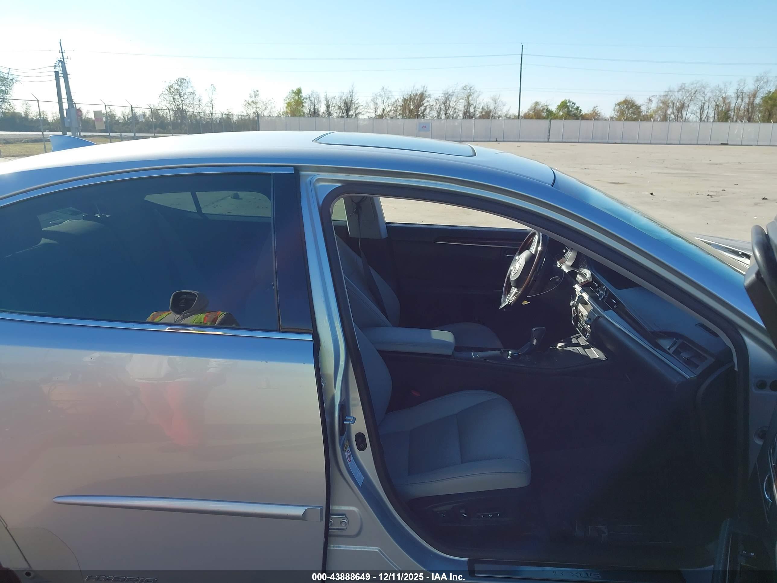 LEXUS ES image 5